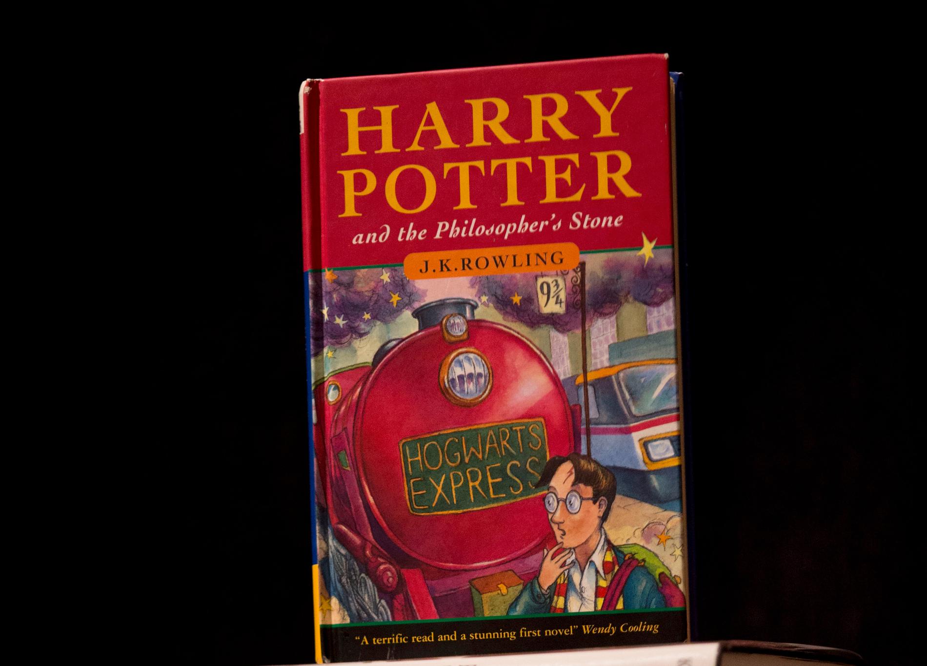 En förstautgåva av "Harry Potter och de vises sten" från 1997. Arkivbild.