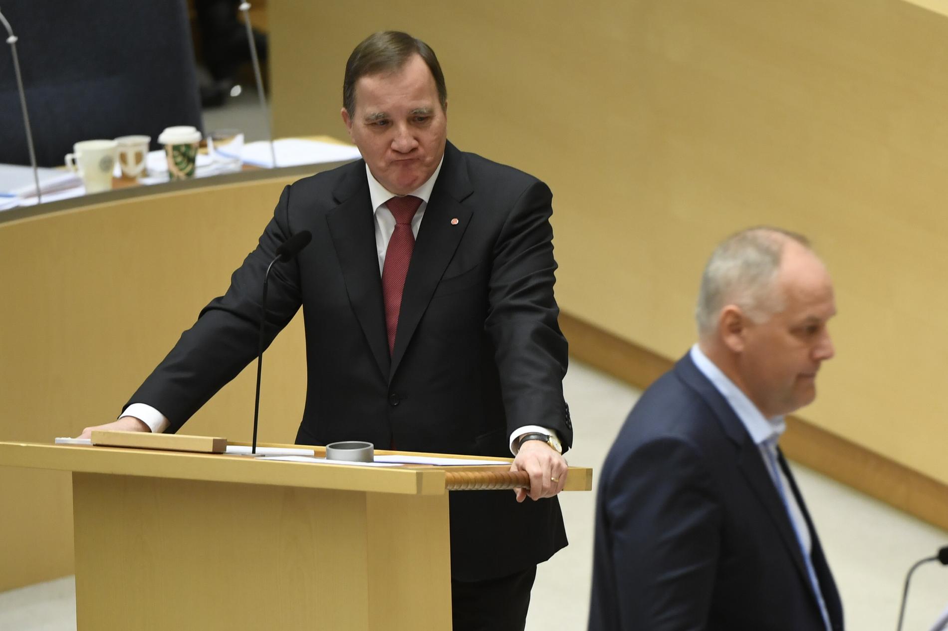Jonas Sjöstedt och Stefan Löfven debatterade i riksdagen. V-ledaren säger att Sverige är inne i en välfärdskris.