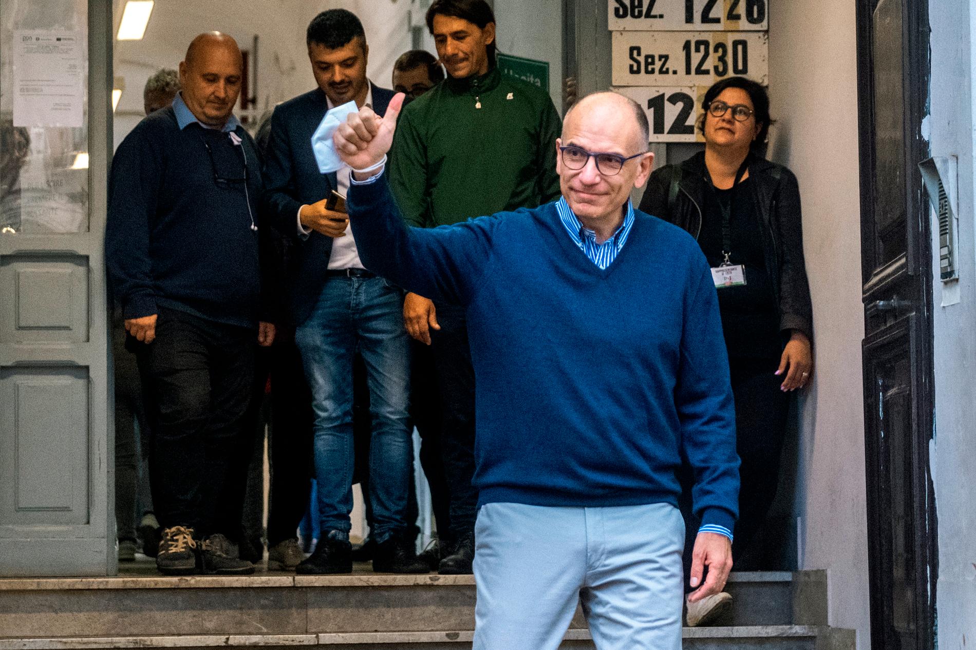 Melonis motståndare Enrico Letta, partiledare för socialdemokratiska PD, röstade i en skola i Rom under söndagsförmiddagen.