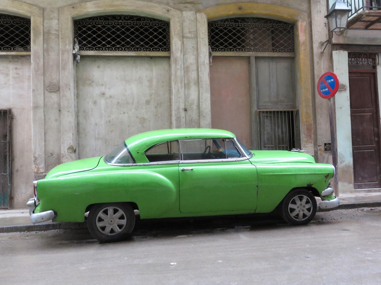 Grönt är skönt, även felparkerat utanför sportbaren Bilbao på O'Reilly-gatan i Gamla Havanna. En Ford, från 1953? Kanske.