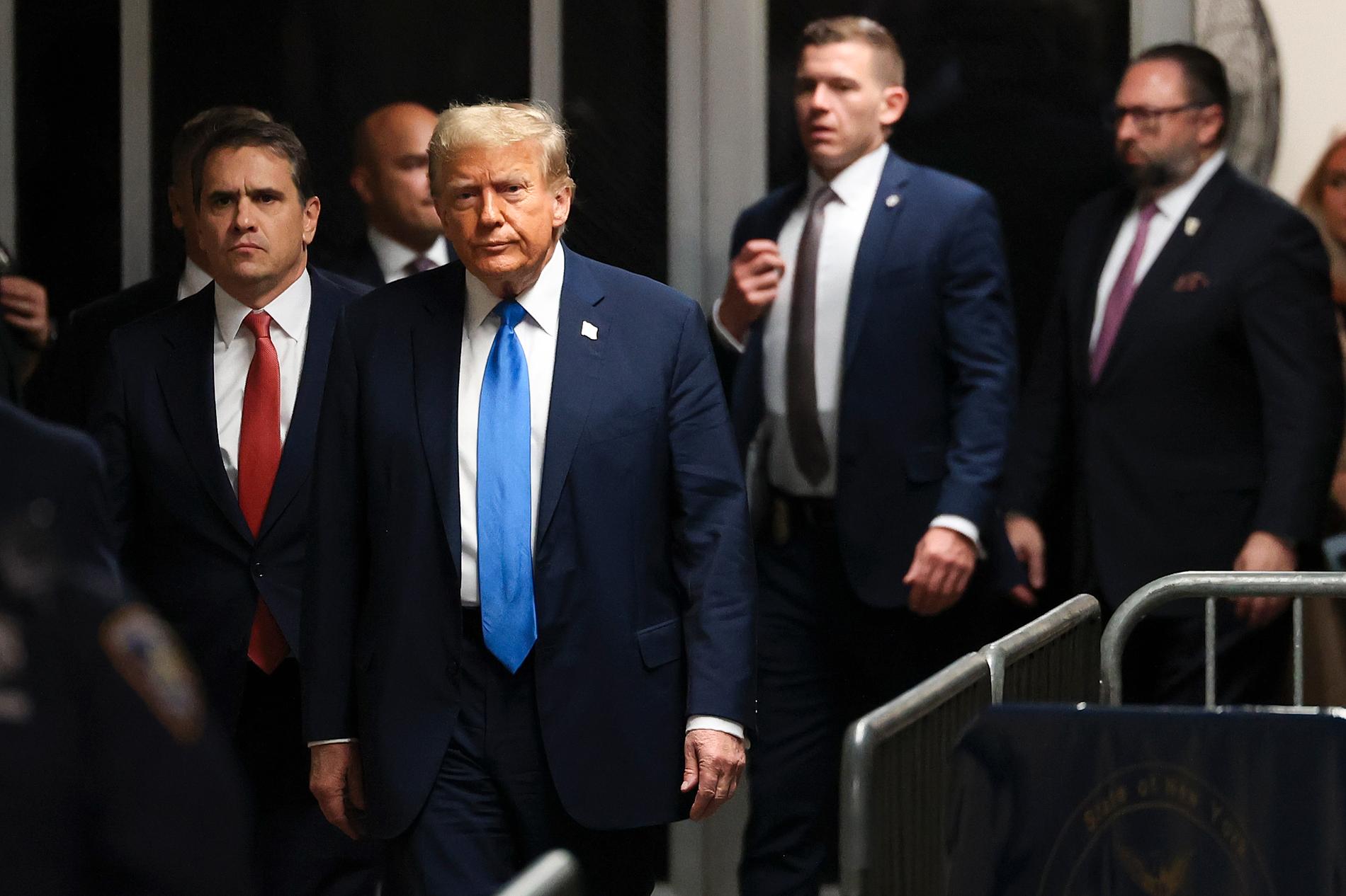 Republikanernas sannolika presidentkandidat, expresident Donald Trump, på väg in i rättssalen i New York.