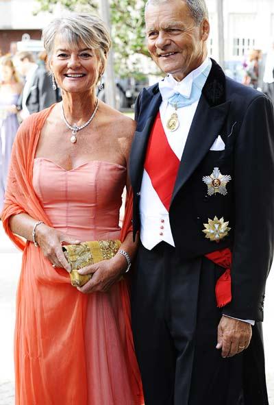 Brudgummens föräldrar Louise och Ulf Dinkelspiel. Louise är kronprinsessans studievägledare.