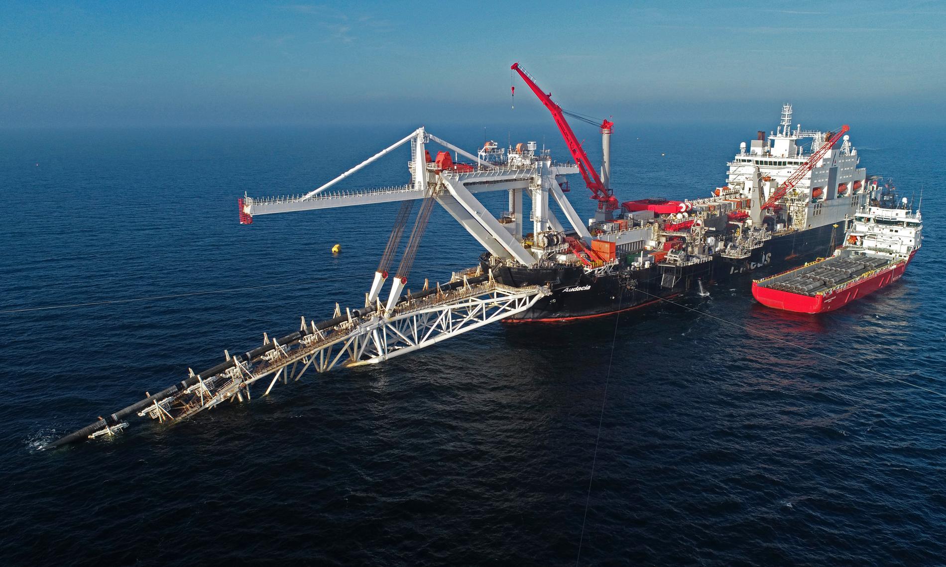 Ett fartyg i färd med att färdigställa gasledningen Nord Stream 2 i november 2018.