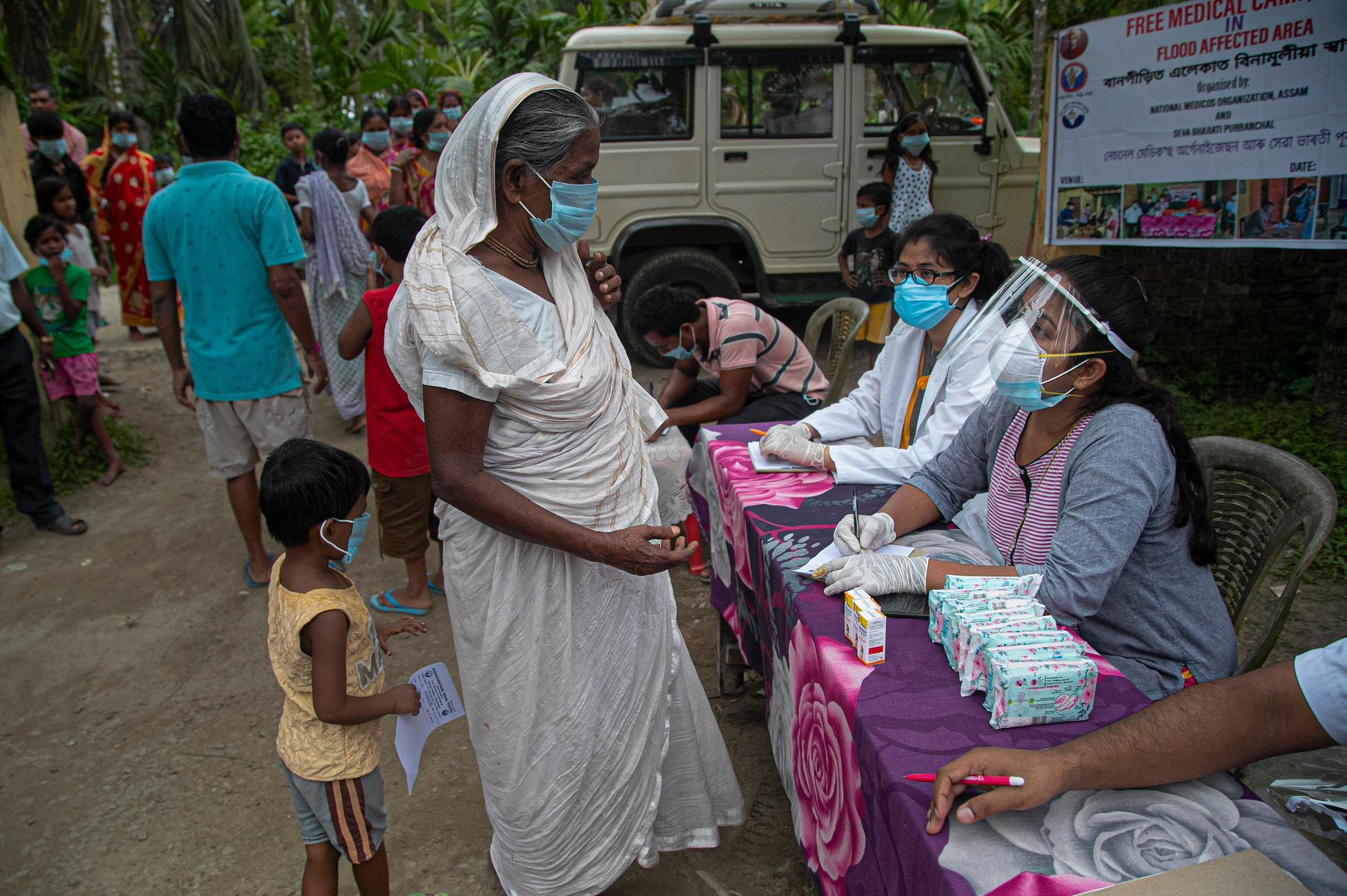 En kvinna berättar om sitt hälsotillstånd vid en gratis hälsokontroll i en översvämningsdrabbad by i utkanten av Gauhati.
