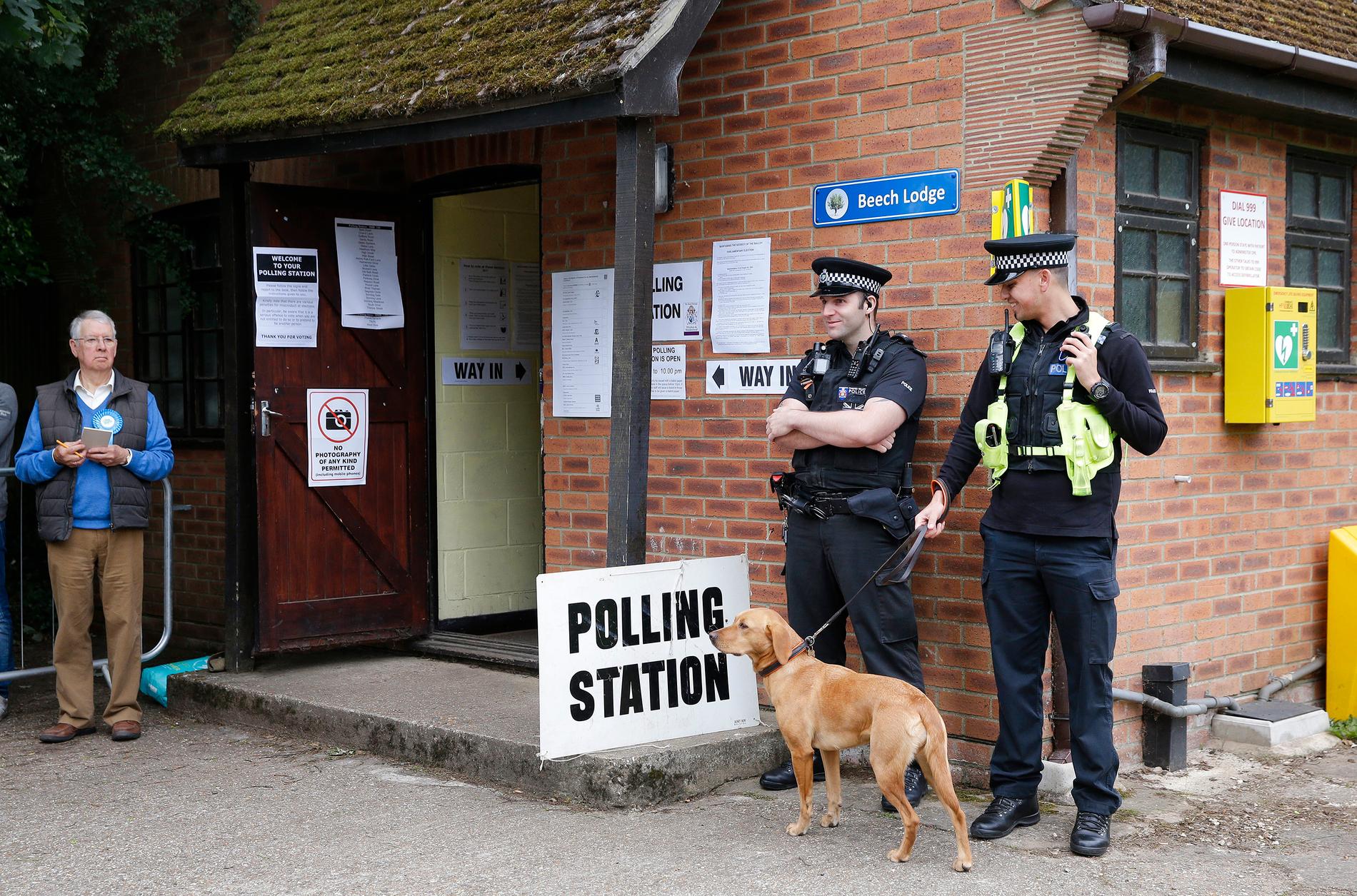 Polis på plats i Maidenhead i samband med att vallokalerna öppnar.