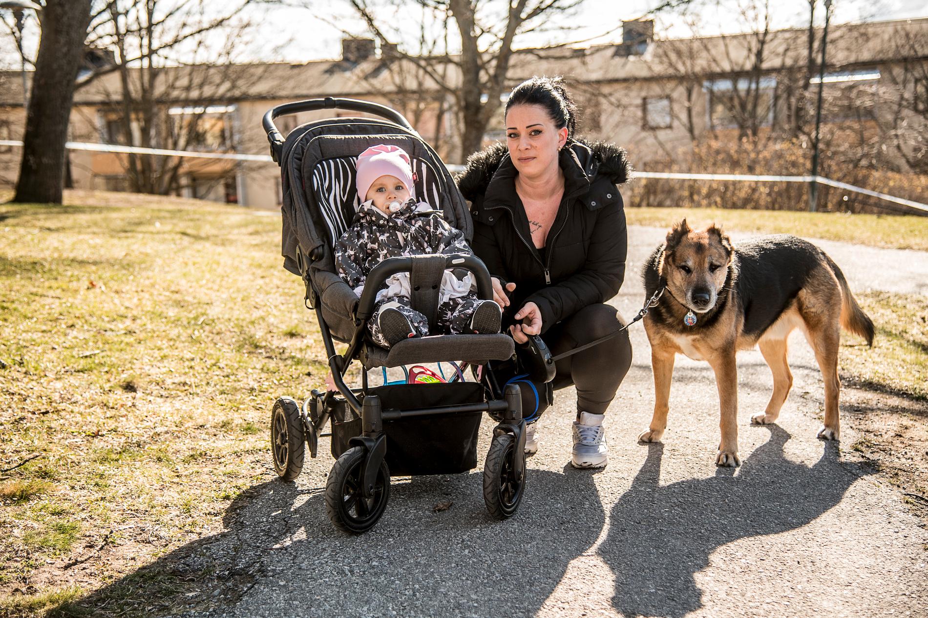 Angela Kinik med dottern Melanie och hunden Deni.