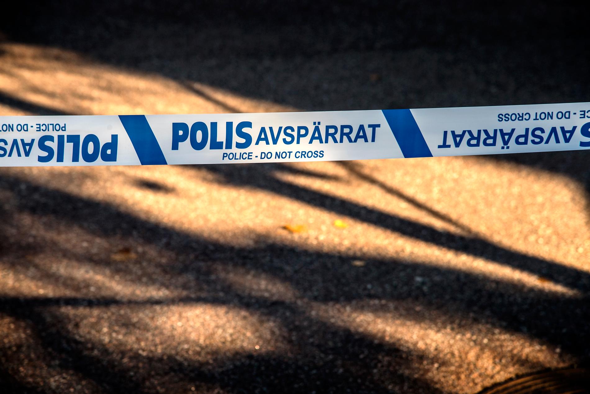 Ett barn har hittats dött i en bostad i Laholms kommun. En man och en kvinna har anhållits, misstänkta för vållande till annans död. Arkivbild.