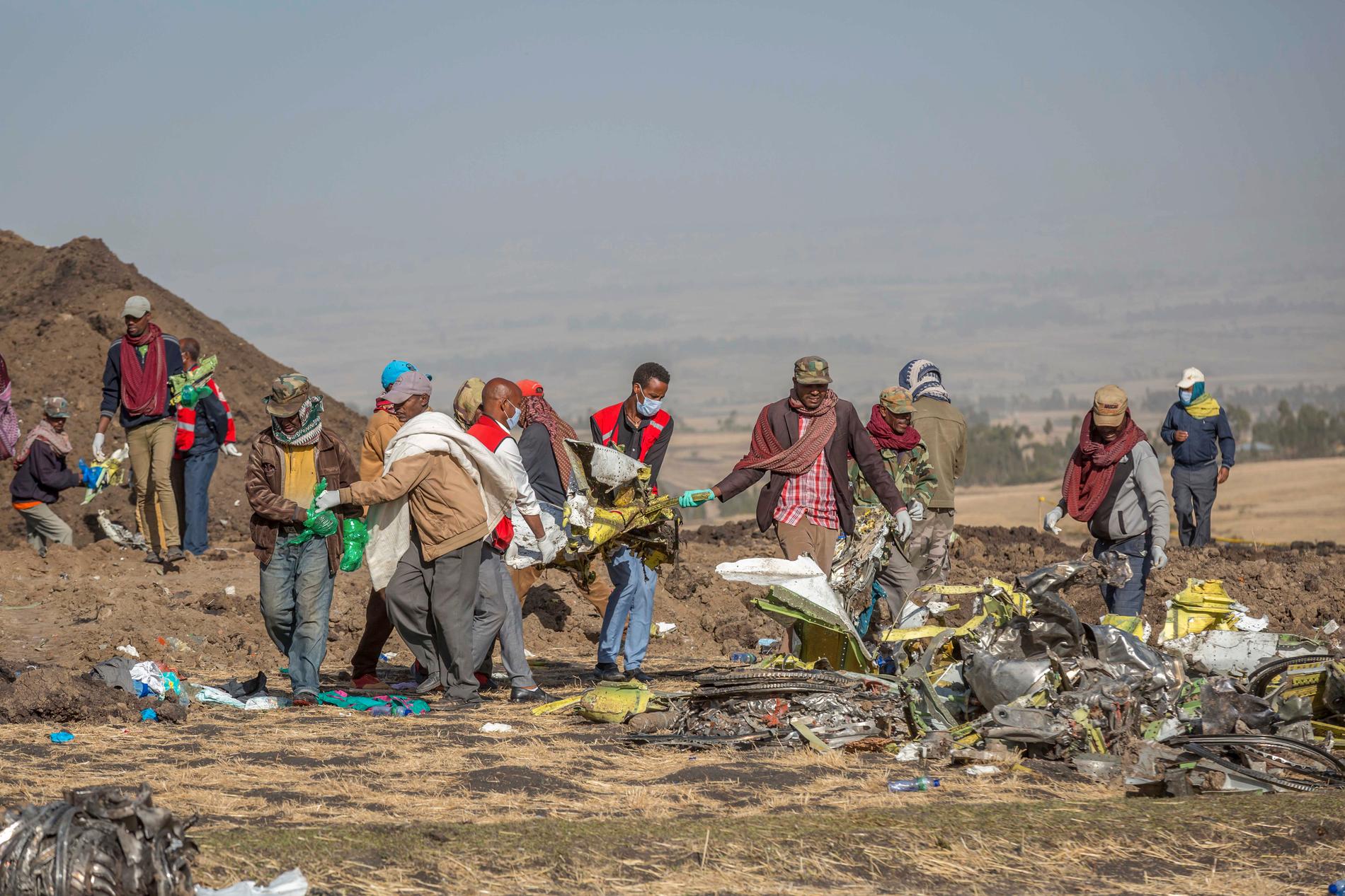 Räddningsarbetare vid platsen där ett flygplan från bolaget Ethiopian Airlines kraschade i söndags. Ingen av de 157 ombordvarande överlevde olyckan.
