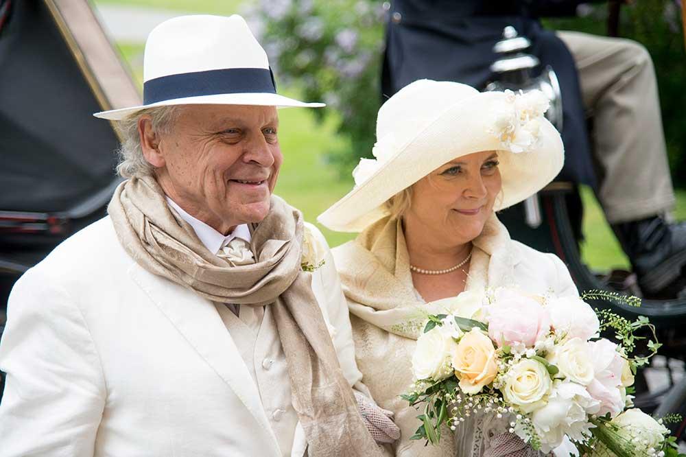 Författaren Herman Lindqvist och hans Liliana Komorowska gifte sig i Ulriksdals slottskapell i Solna på nationaldagen. Vigselförrättare var biskop Lennart Koskinen.