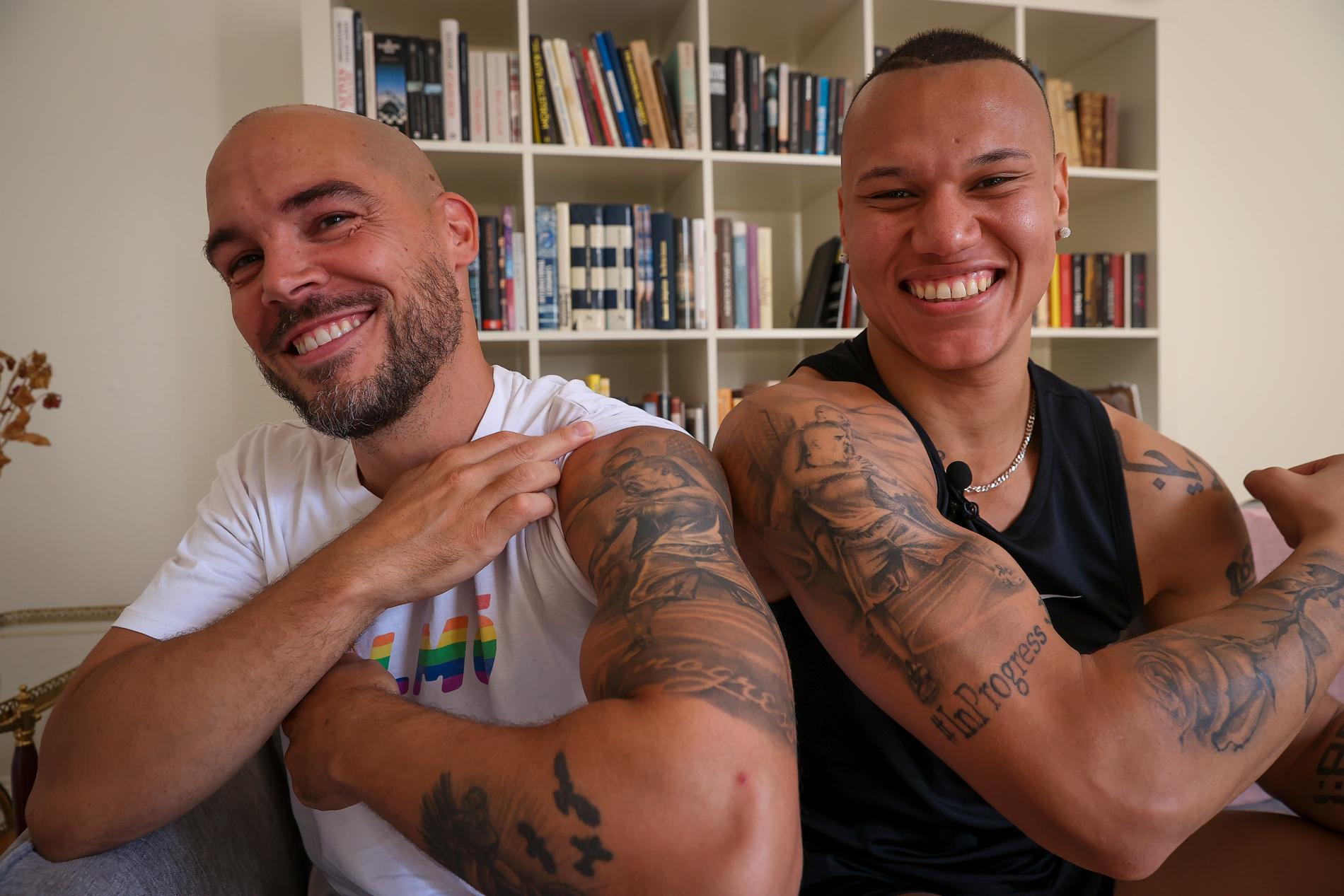 Nicolas Lunabba och Elijah Clarence har tatueringar av varandra på armarna. 