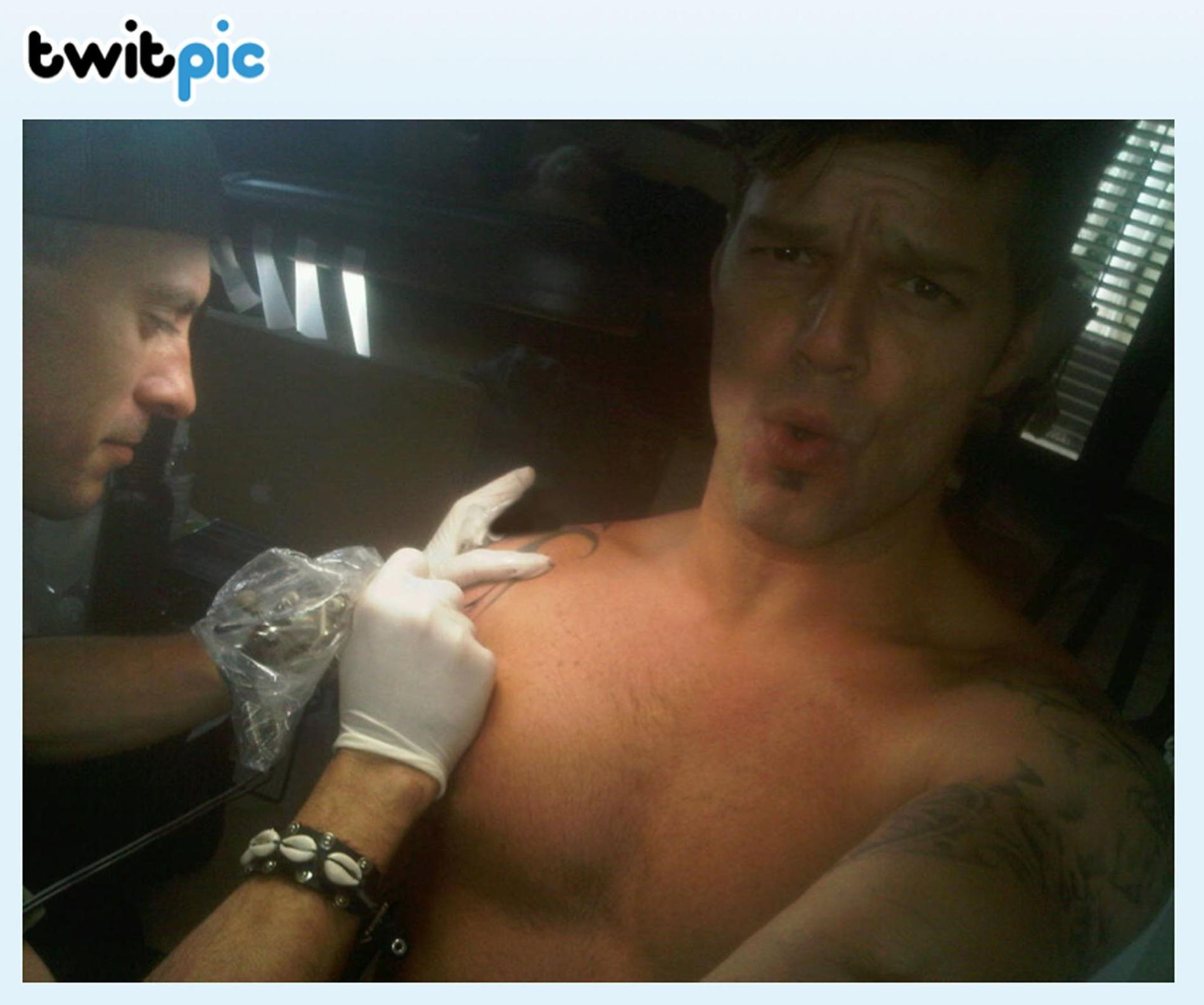 Ricky Martin visar hur ont det gör att göra om en tatuering. I bar överkropp, så klart.