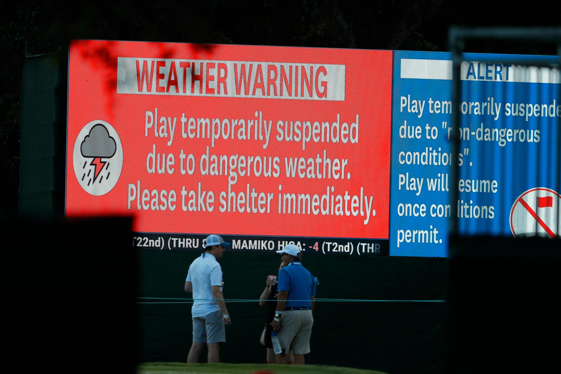 Varning för åska i Charleston. Ovädret tvingade arrangörerna att avbryta spelet i två timmar.