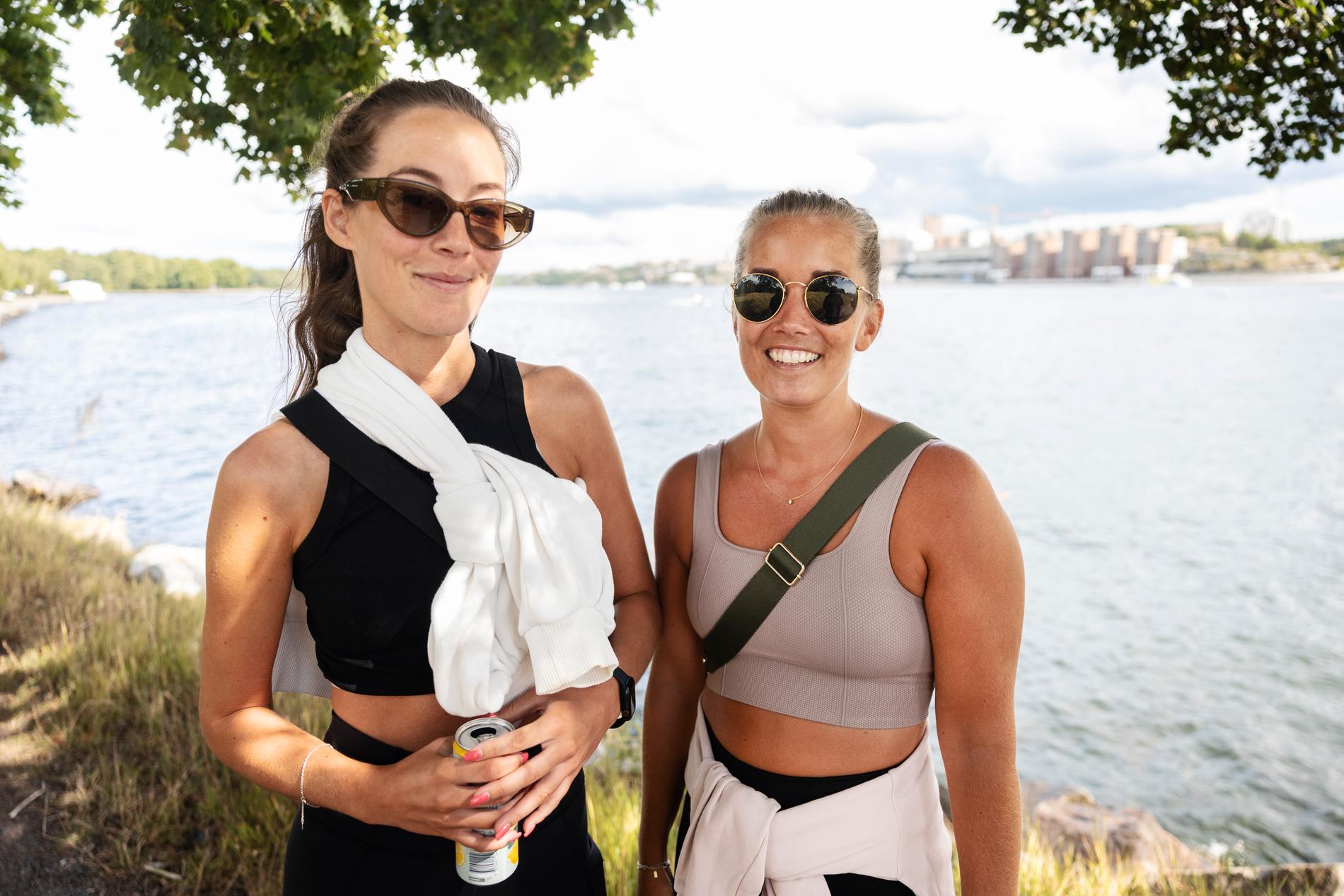 Julia Beckvid och Moa Holmström firar sista semesterdagen – men påminner om att sommaren faktiskt inte är över än. 