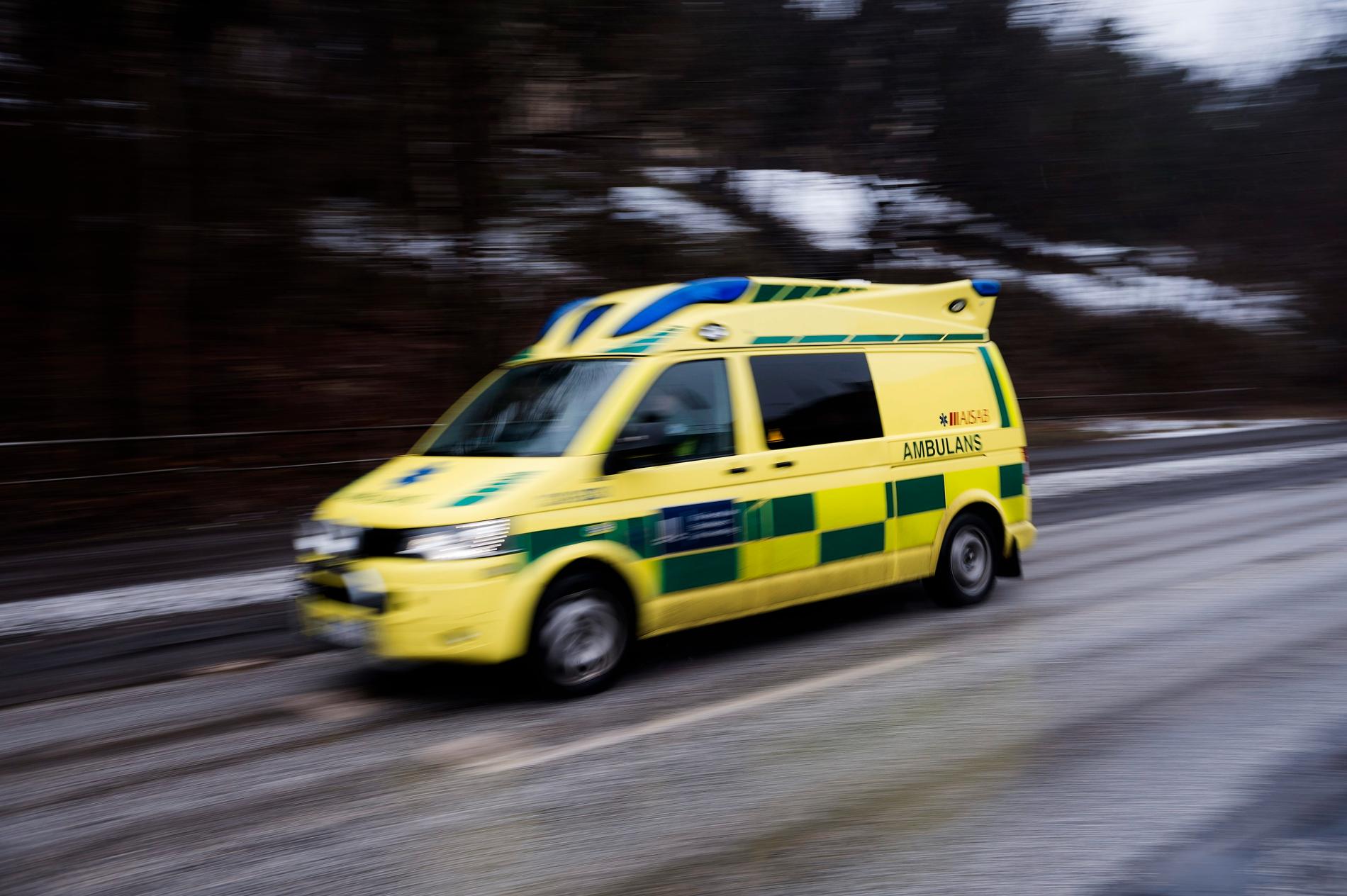 Flera ambulanser larmades ut efter olyckan. Arkivbild.