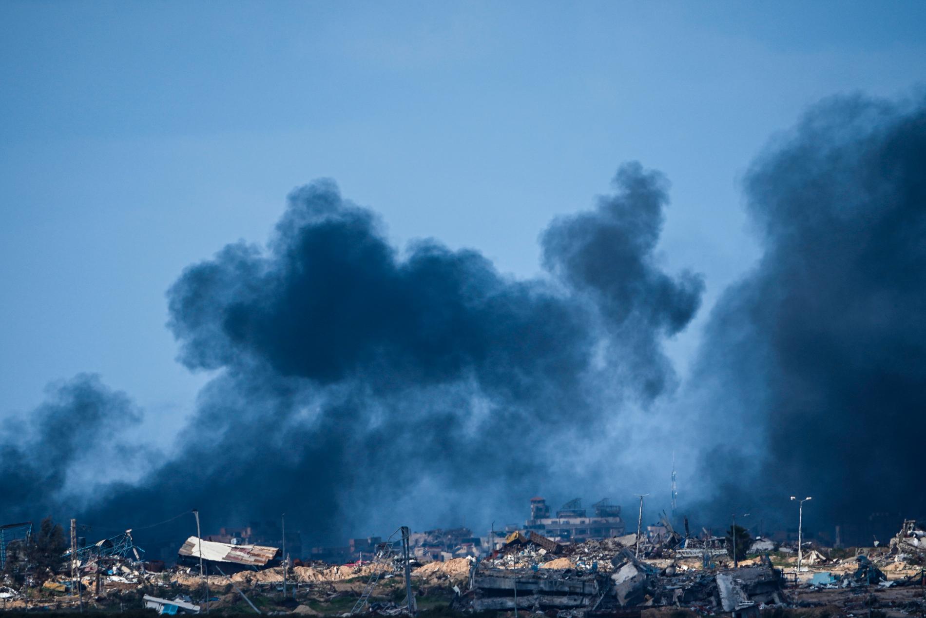 Rök stiger över Gaza.