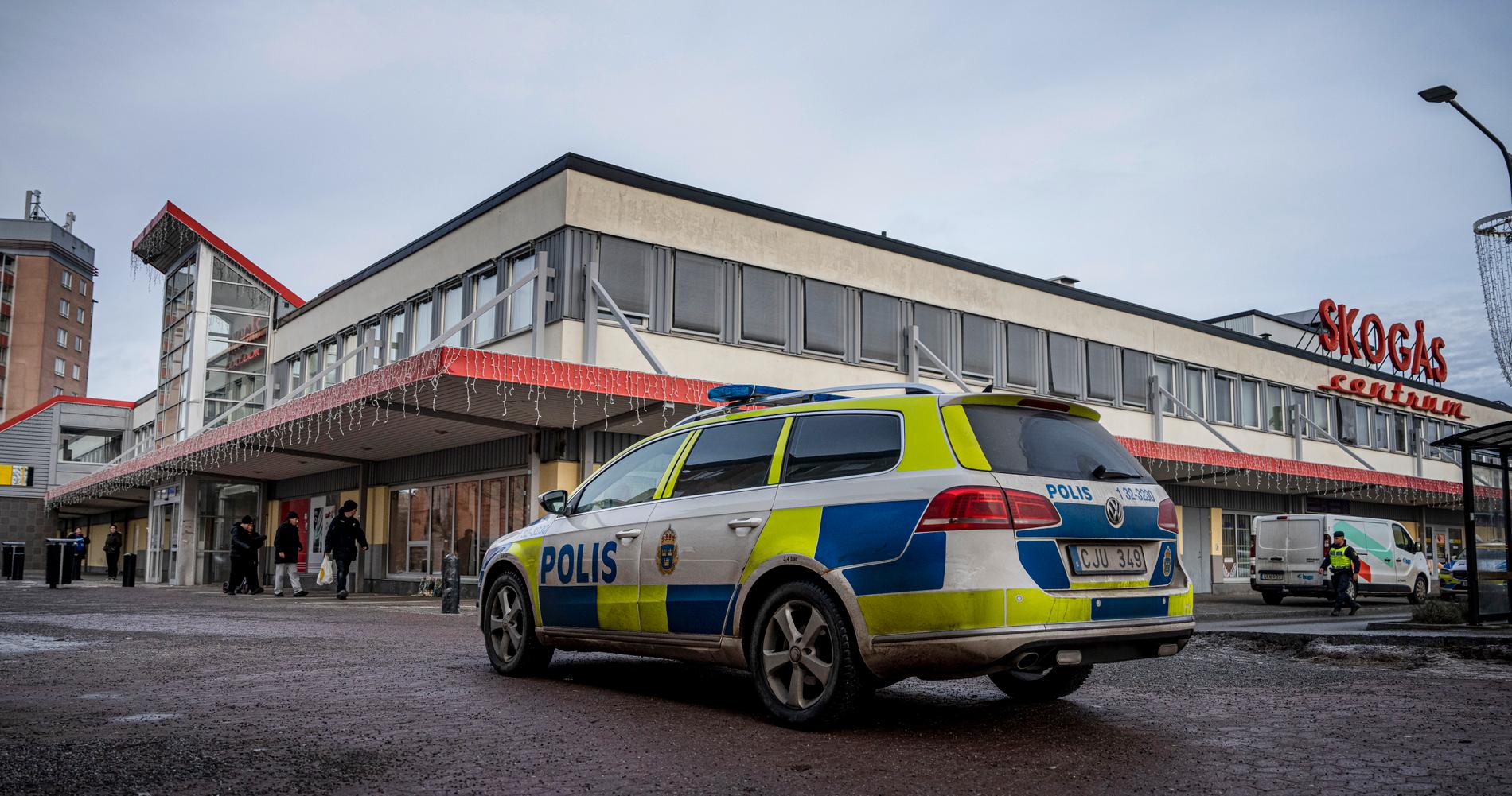 15-åringen sköts till döds vid en restaurang i Skogås centrum. 