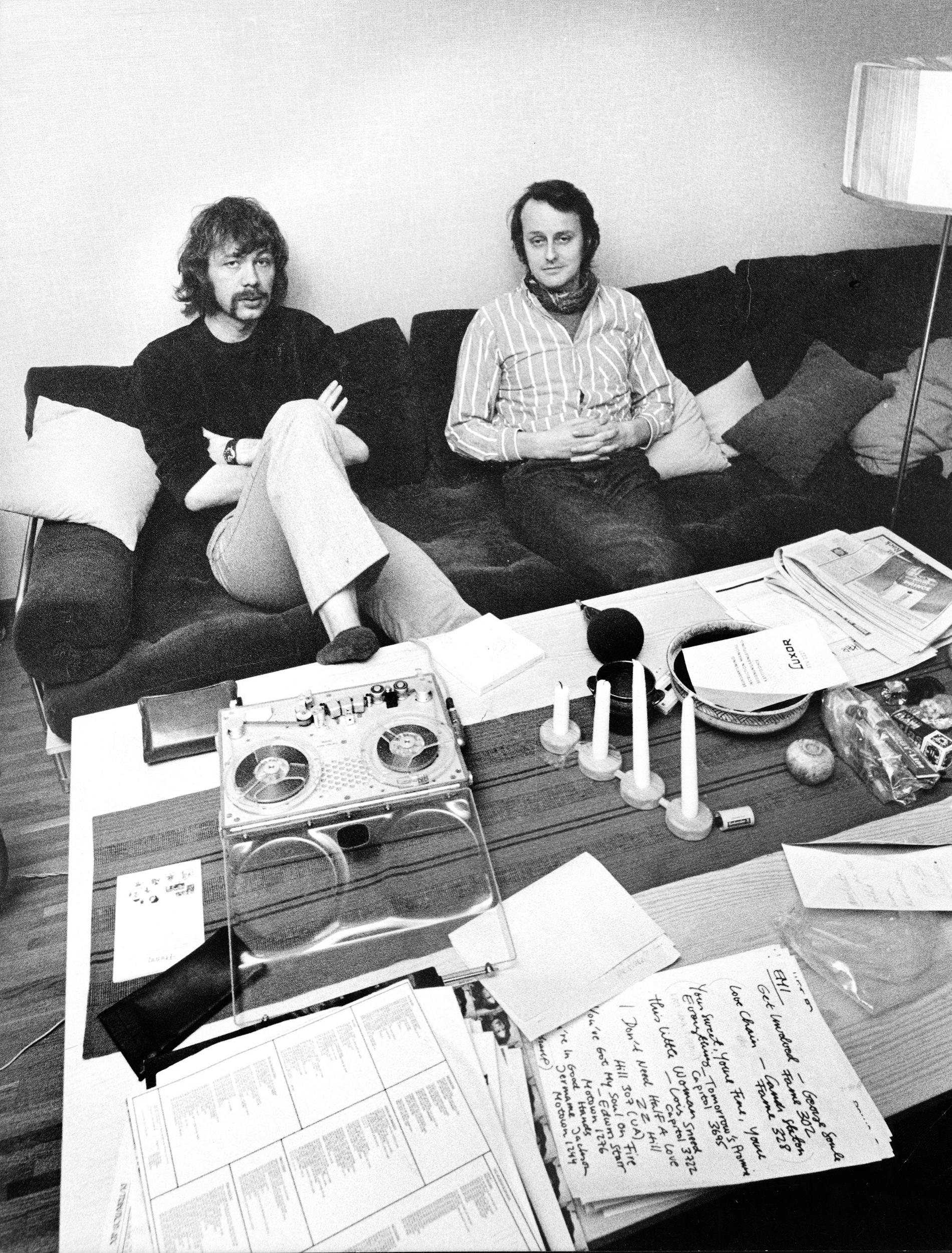 Kjell Alinge och Jan Forssell hade radioprogrammet "Hemma hos - kulturfunk från de befriade områdena" mellan 1971 och 1976.