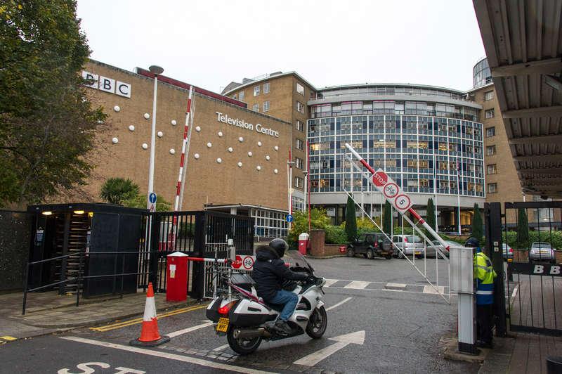 På parkeringsplatsen utanför BBC:s huvudkontor stod Saviles husbil parkerad. Flickor i 12-årsåldern sågs ständigt komma och gå till husbilen. Flera av brotten ska ha skett i BBC:s lokaler.