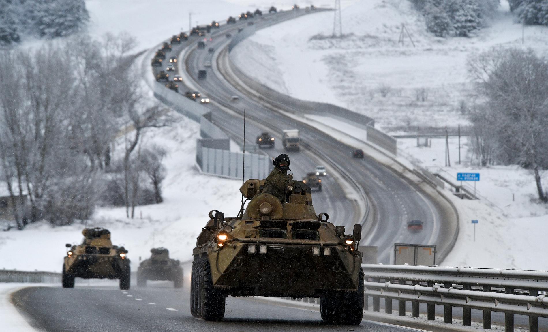  En konvoj ryska pansarfordon på en motorväg på Krim. Hundratals filmer florerar som visar hur ryska trupper, avfyringsramper och robotsystem transporteras mot den ukrainska gränsen.