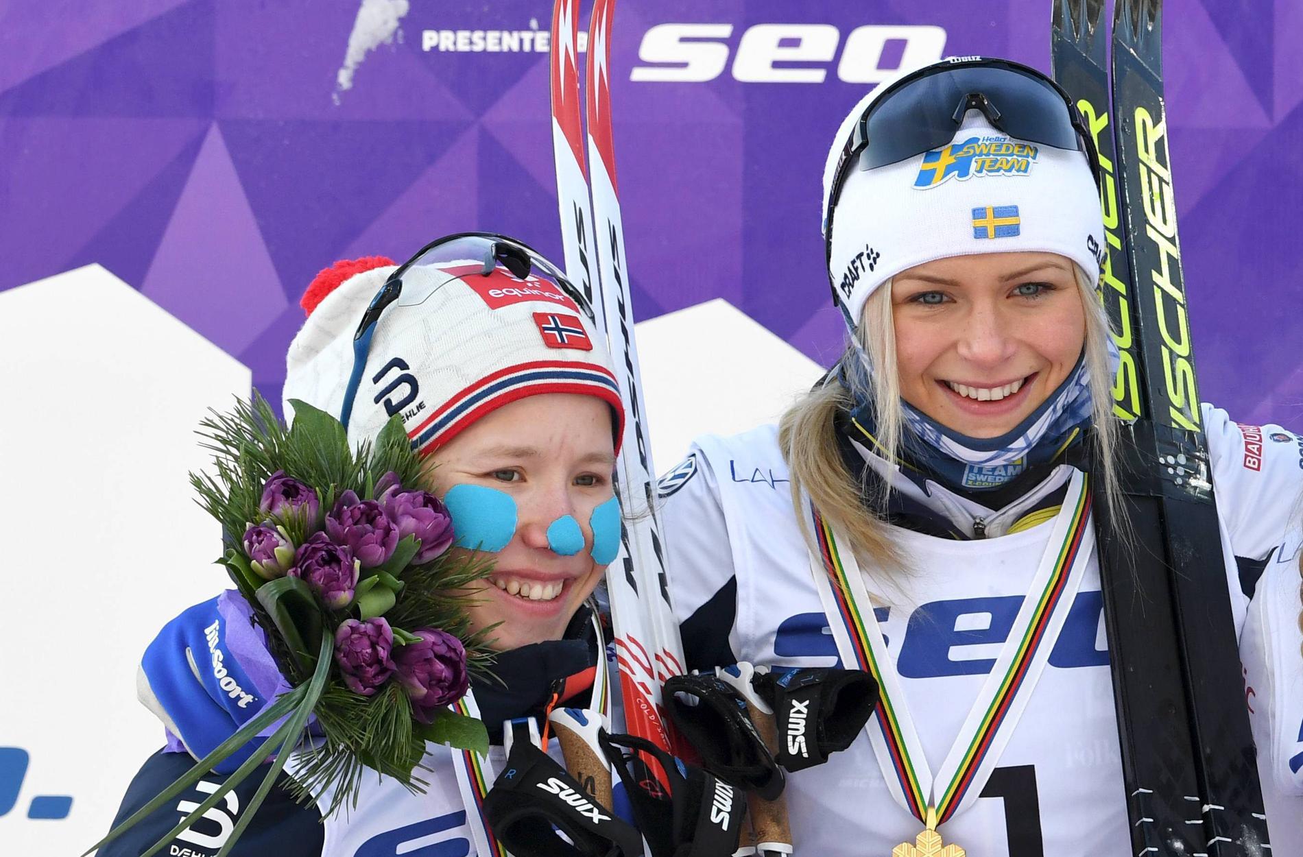 Helene Marie Fossesholm (t.v.) och Frida Karlsson (mitten) på pallen i junior-VM i Lahtis 2019. Nu möts de på sistasträckan i VM-stafetten.