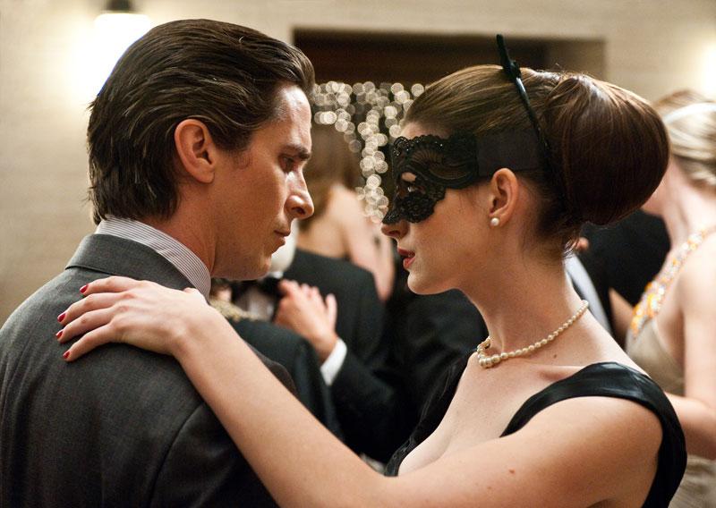 Bruce Wayne (Christian Bale) och Selina Kyle (Anne Hathaway).
