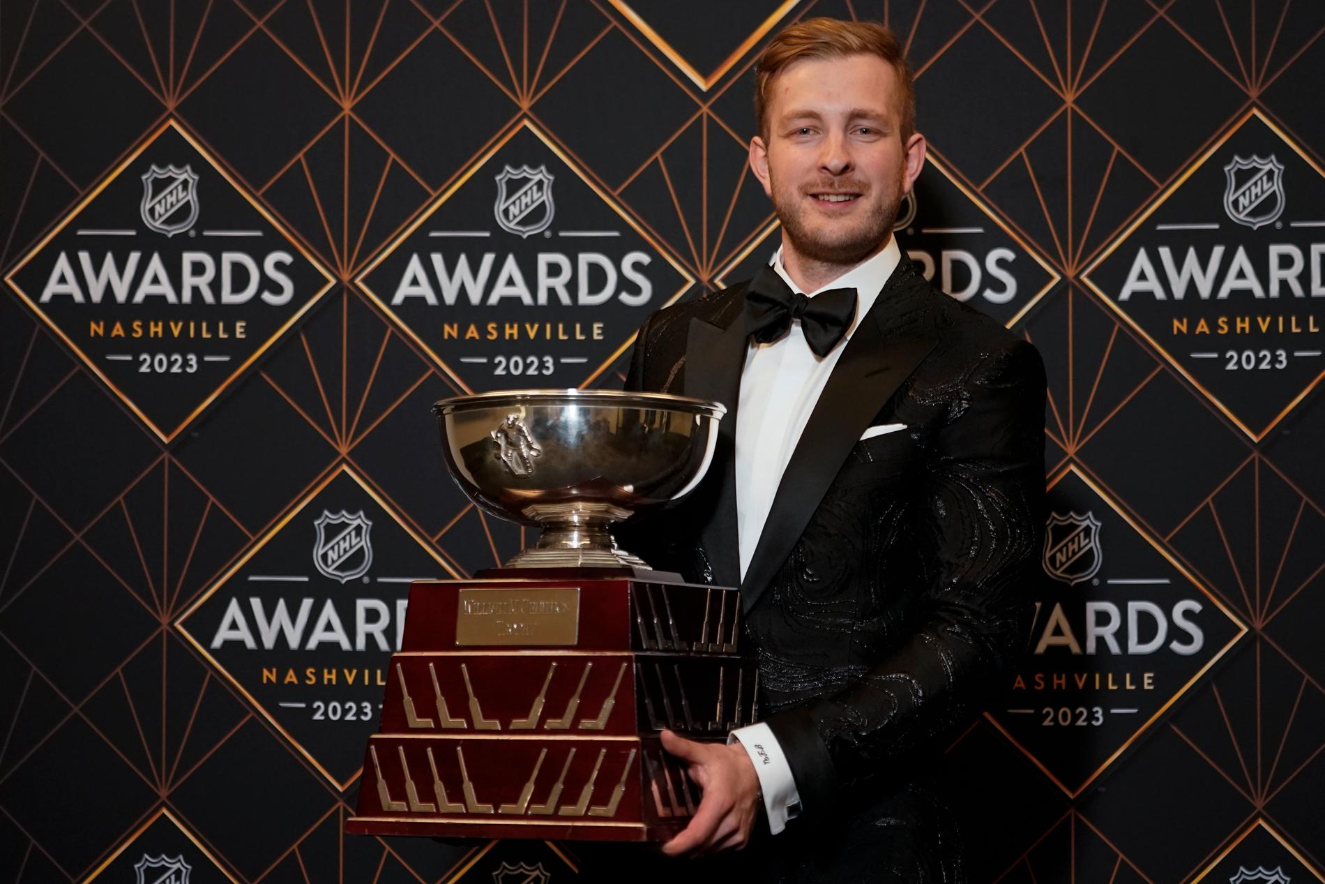 Linus Ullmark med Vezina Trophy, priset till NHL:s bästa målvakt.