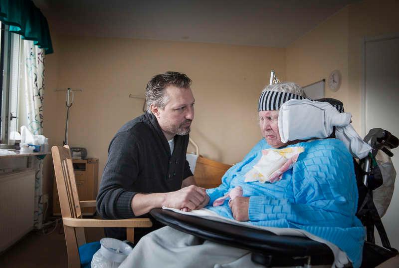 Don Sevcuk är orolig för mamma Ljudmilas hälsa efter flera incidenter på de korttidssboenden där hon vårdas. 78-åringen drabbades av en stroke förra året. Den gjorde henne i princip helt orörlig och hon förlorade både syn och talförmåga.