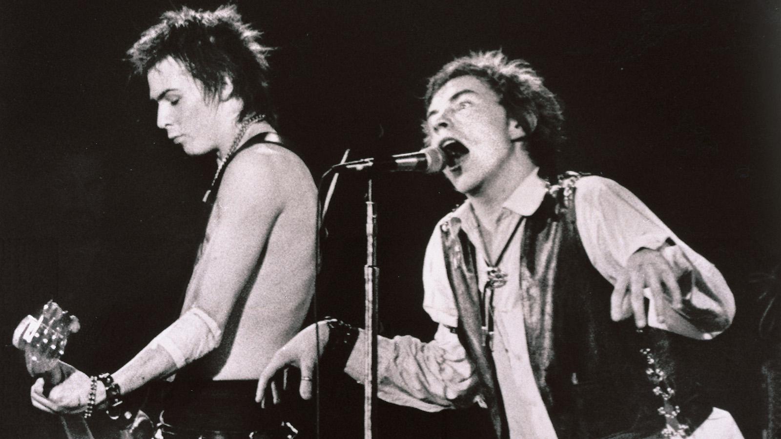 Sid Vicious (till vänster) och Johnny Rotten under en Sex Pistols-spelning i San Francisco 1978.