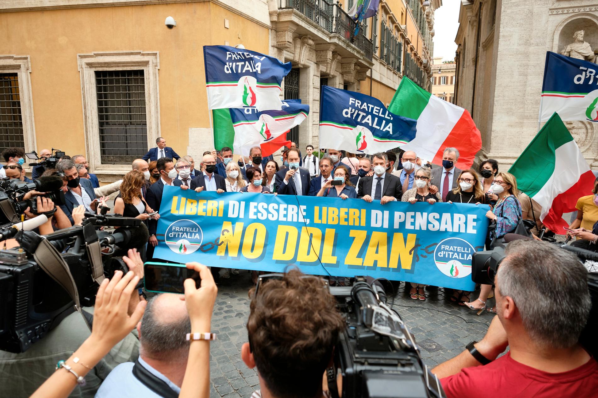 Anhängare till det italienska fascistpartiet Fratelli d'Italia protesterar mot en lag som skulle ge HBTQ-personer ökat skydd mot diskriminering.
