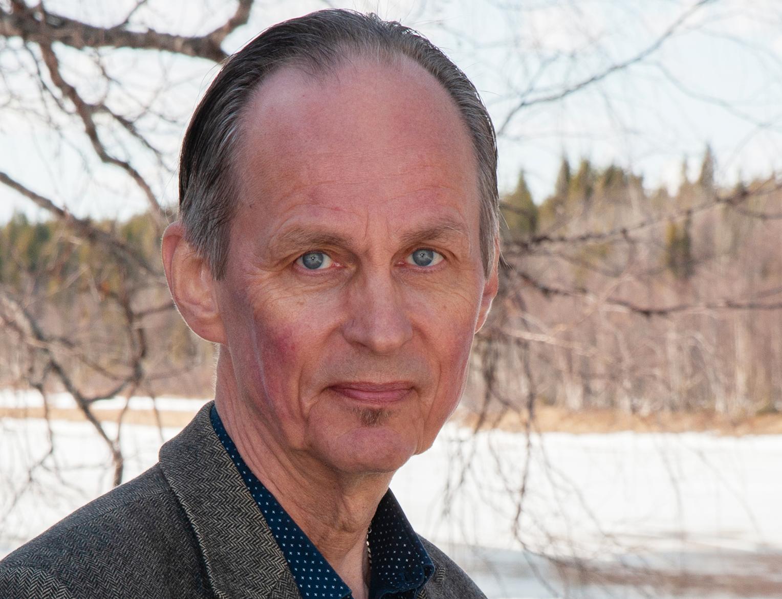 Mikael Niemi är aktuell med romanen ”Sten i siden”.