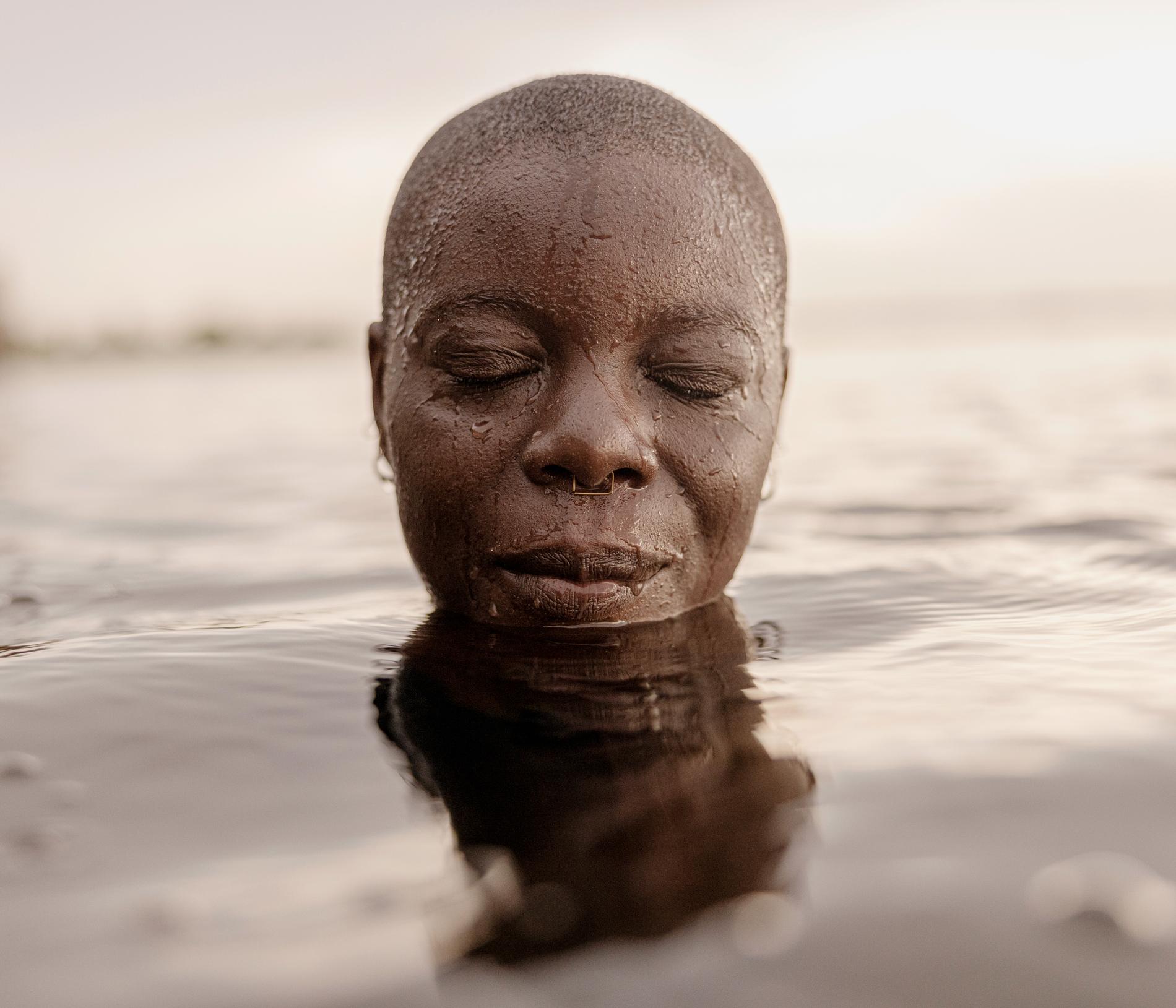 Magnus Wennmans bild på Yvette Tetteh, 30, som simmade genom hela Ghana för att sätta fokus på problemen som uppstår med dumpning av textilier.