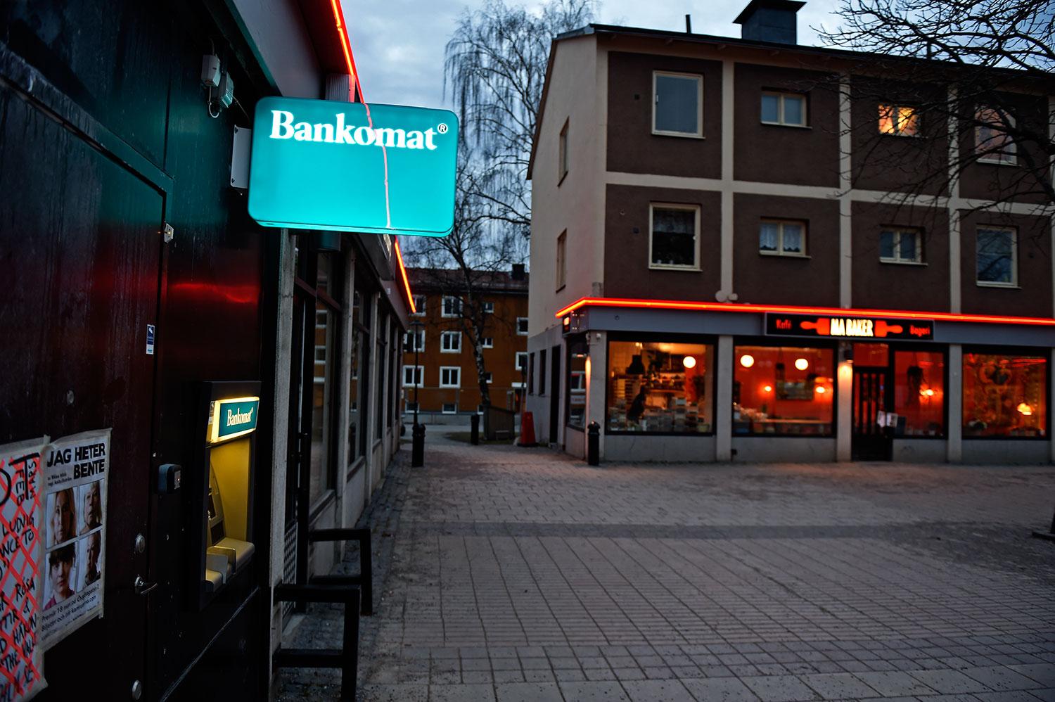 Offret tvingades ta ut pengar från en bankomat i Kärrtorp centrum. Sedan knivhöggs han.