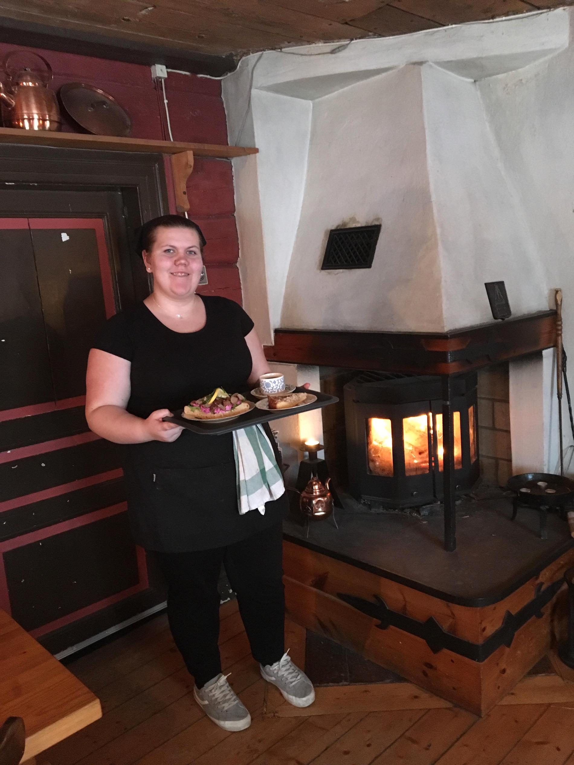 Fanny Eriksson serverar köttbullssmörgåsar, kaffe och nybakad toscakaka. 