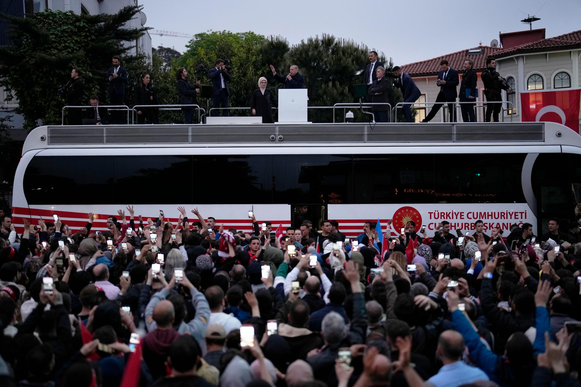 Den turkiske valvinnaren höll segertalet från ett busstak utanför sin bostad.