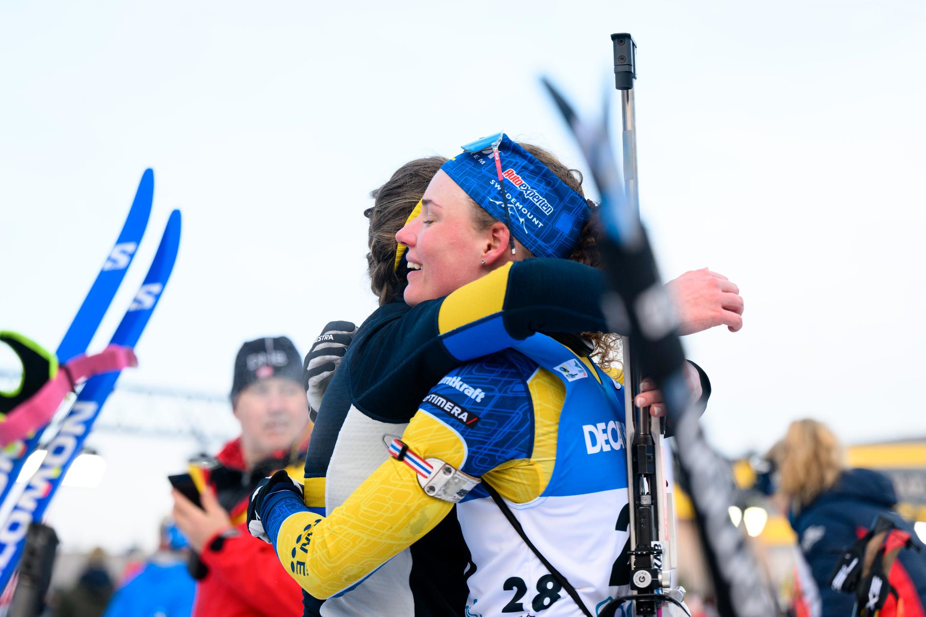 Hanna Öberg kramar om sin syster efter målgång. 