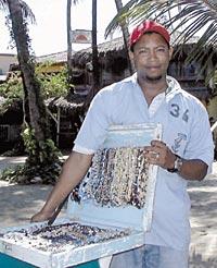 Försäljaren Orlando letar köpsugna på Cabaretes strand.