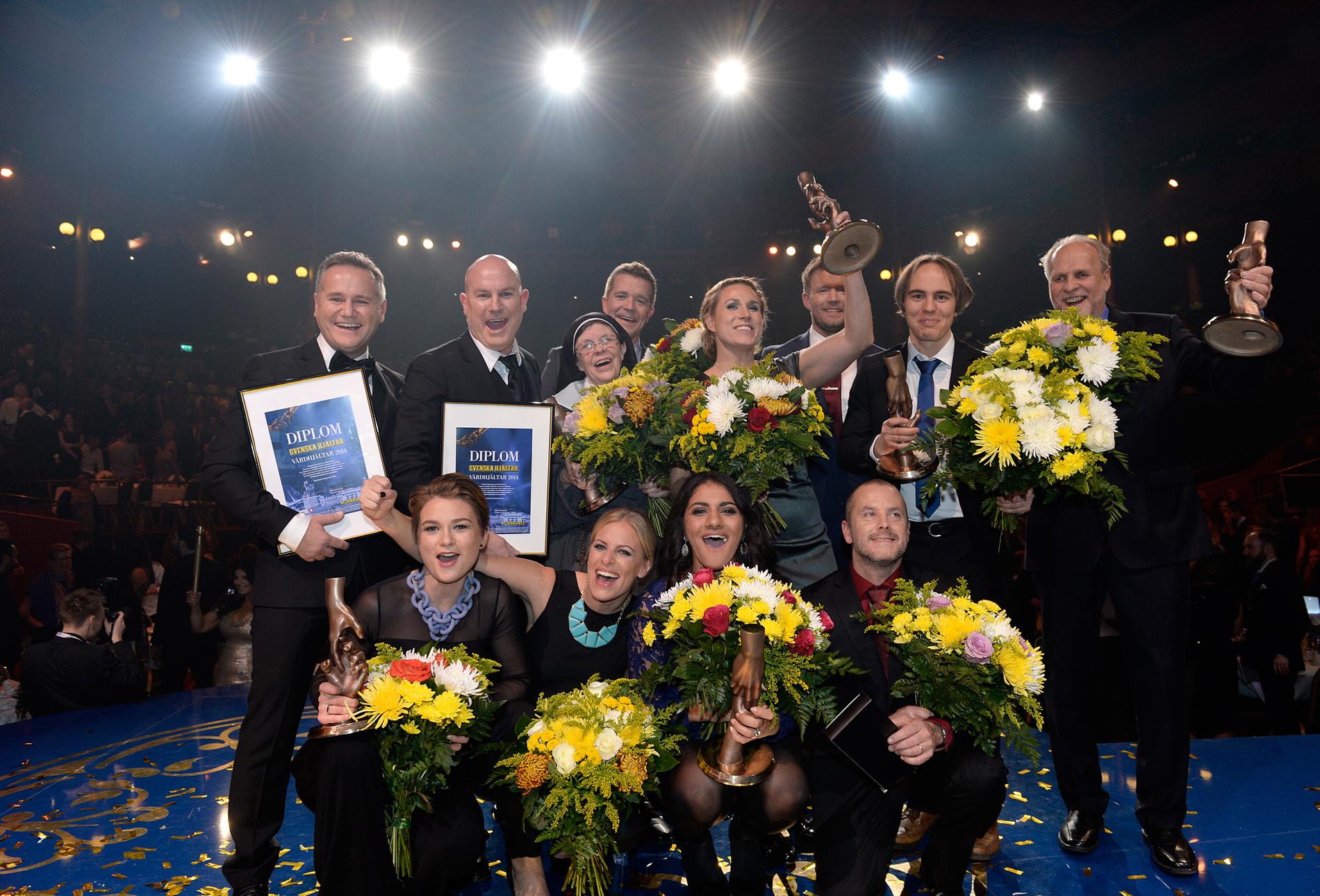 Superhjältar mot cancer utsågs till Årets Vårdhjältar 2014. Här är Filip Plan och Fredrik Svensson tillsammans med de andra hjältarna på galan 2014.