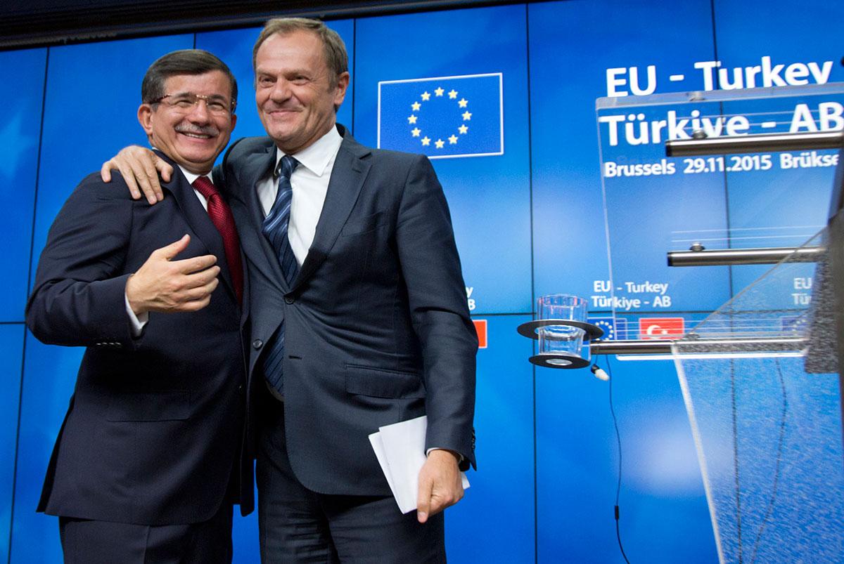 Turkiets premiärministern Ahmet Davutoglu och Europeiska rådets ordförande Donald Tusk med glada miner.