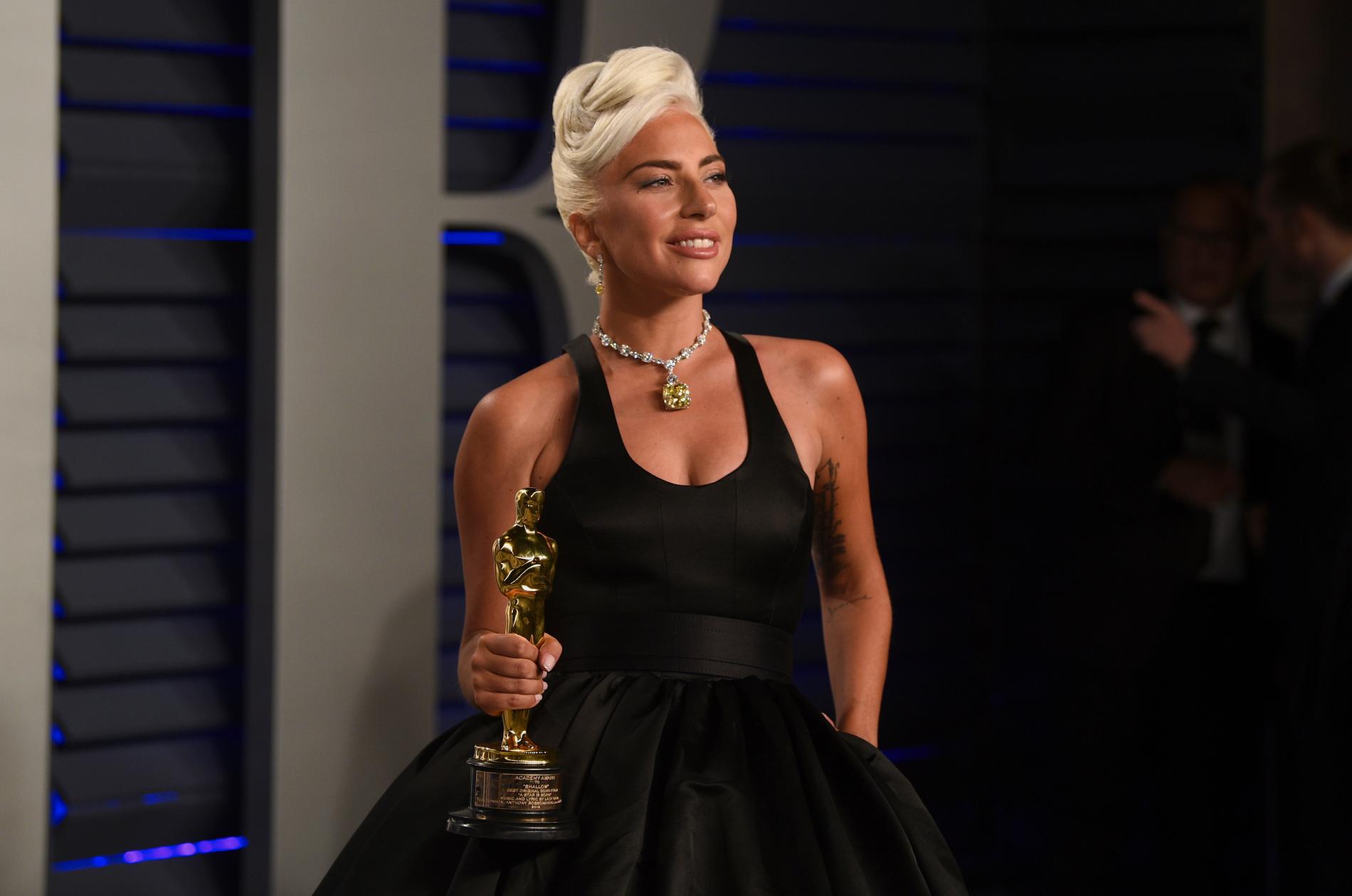 Lady Gaga med sin Oscarsstatyett efter galan.