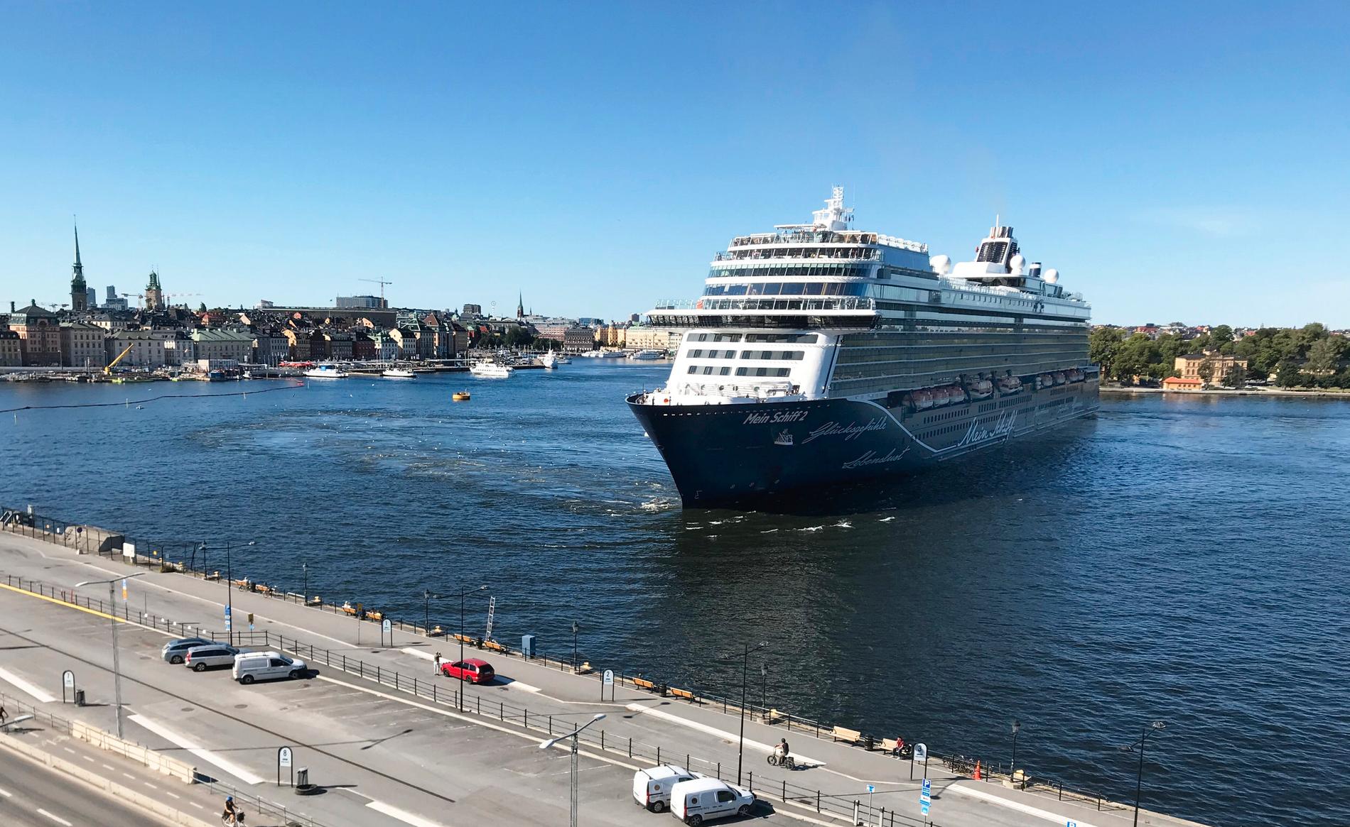 Tuis fartyg Mein Schiff var i måndags ute på "scenic view" med en timmes stopp i Stockholm. Under fredagen kom fartyget Europa 2 in – men stannade inte, utan vände om.