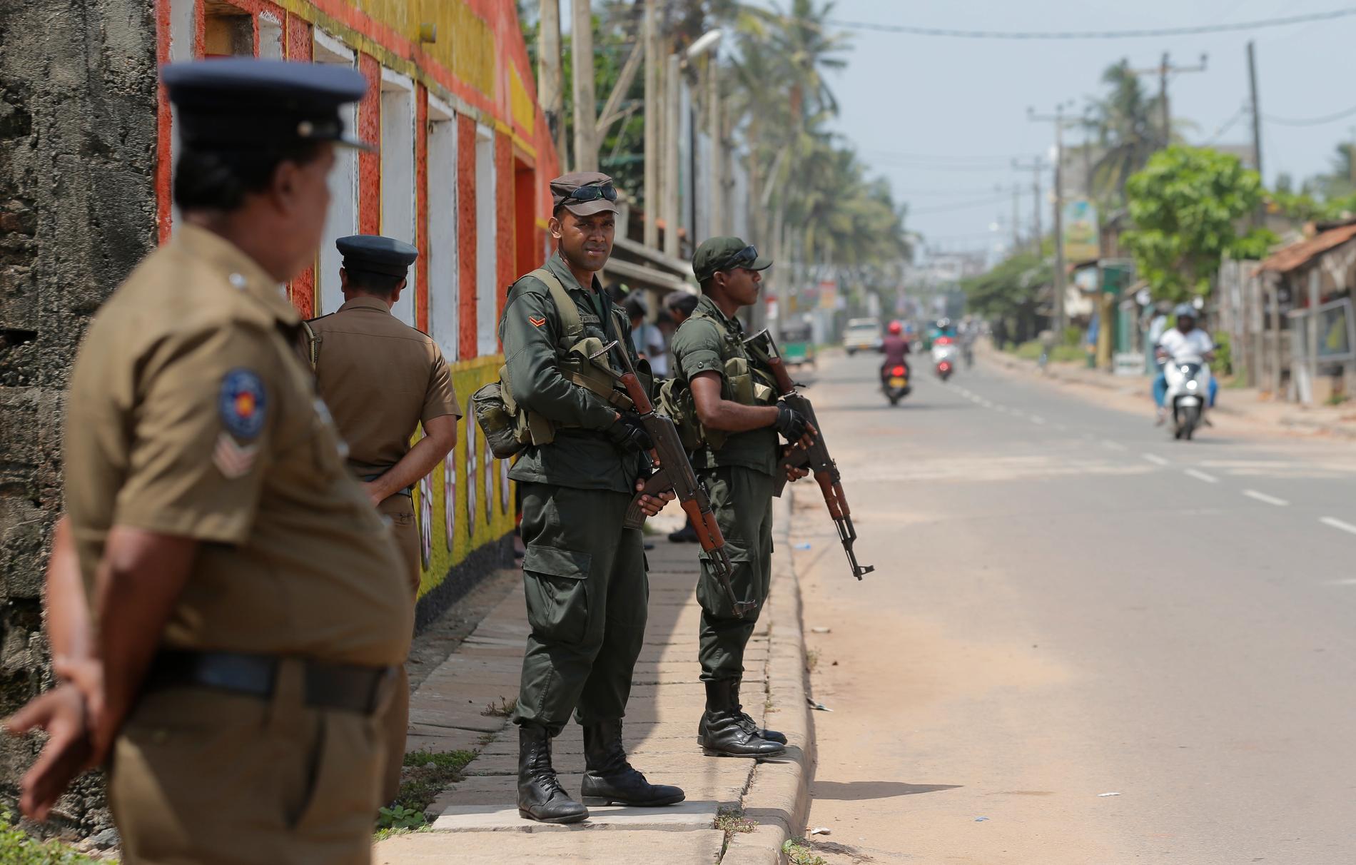 Det är spänt i Sri Lanka efter påskhelgens självmordsdåd. Lankesiska soldater patrullerar i ett muslimskt bostadsområde i en ort drygt tre mil norr om storstaden Colombo. Bild från den 6 maj.