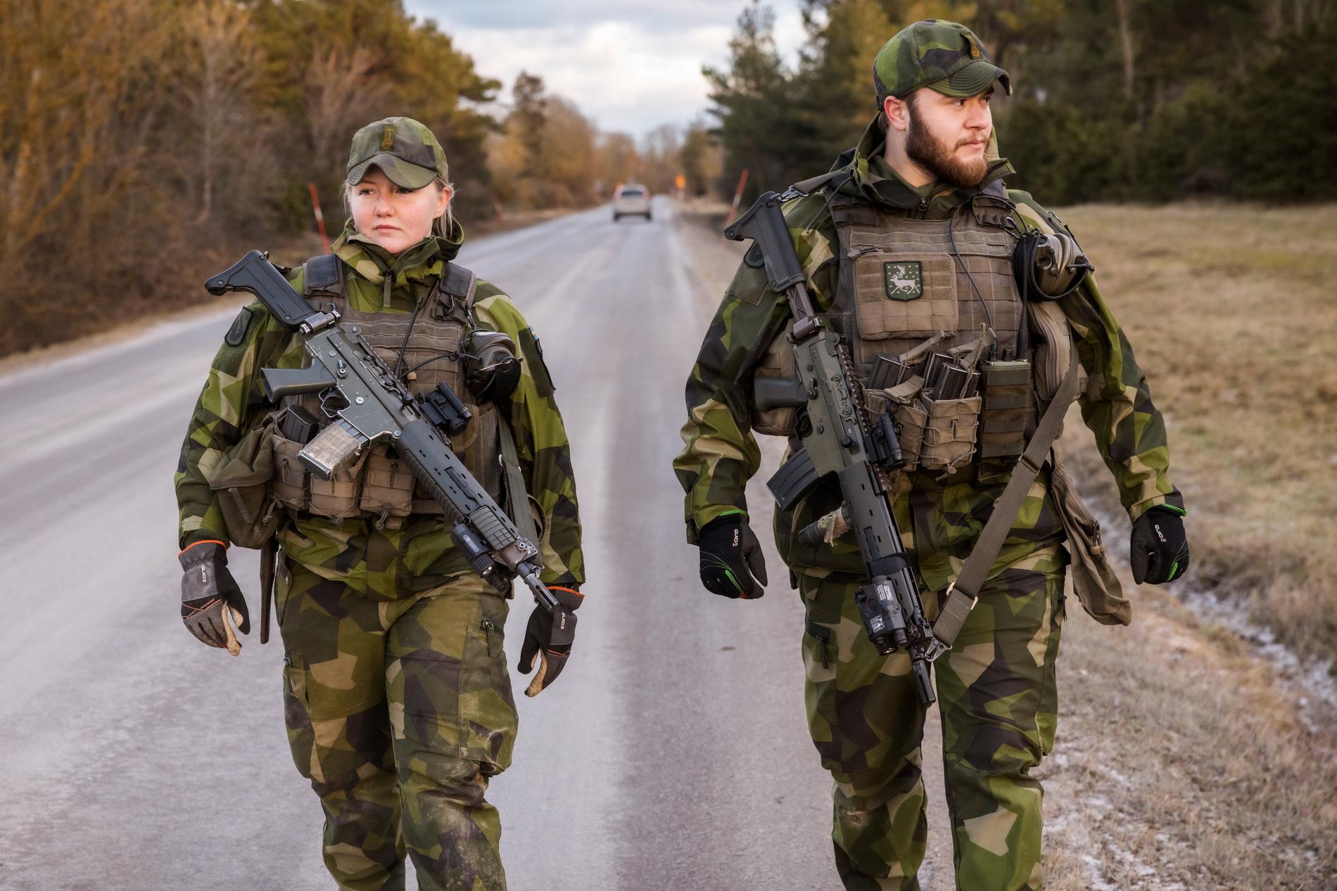 Soldaterna Moa Öhrman Helsén och David Yhr från Boden, på plats på Gotland.