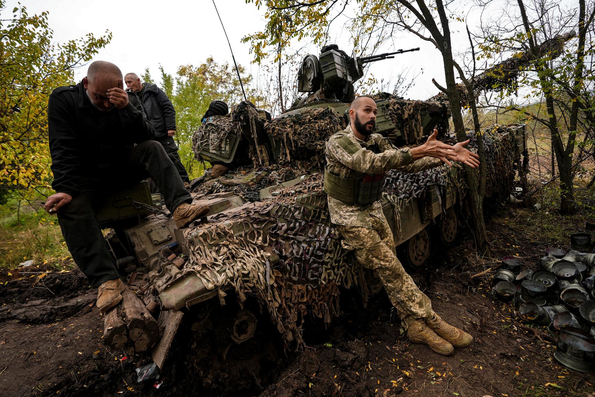 2 OKTOBER: Ukrainska soldater väntar på order om eldgivning i Bachmut.