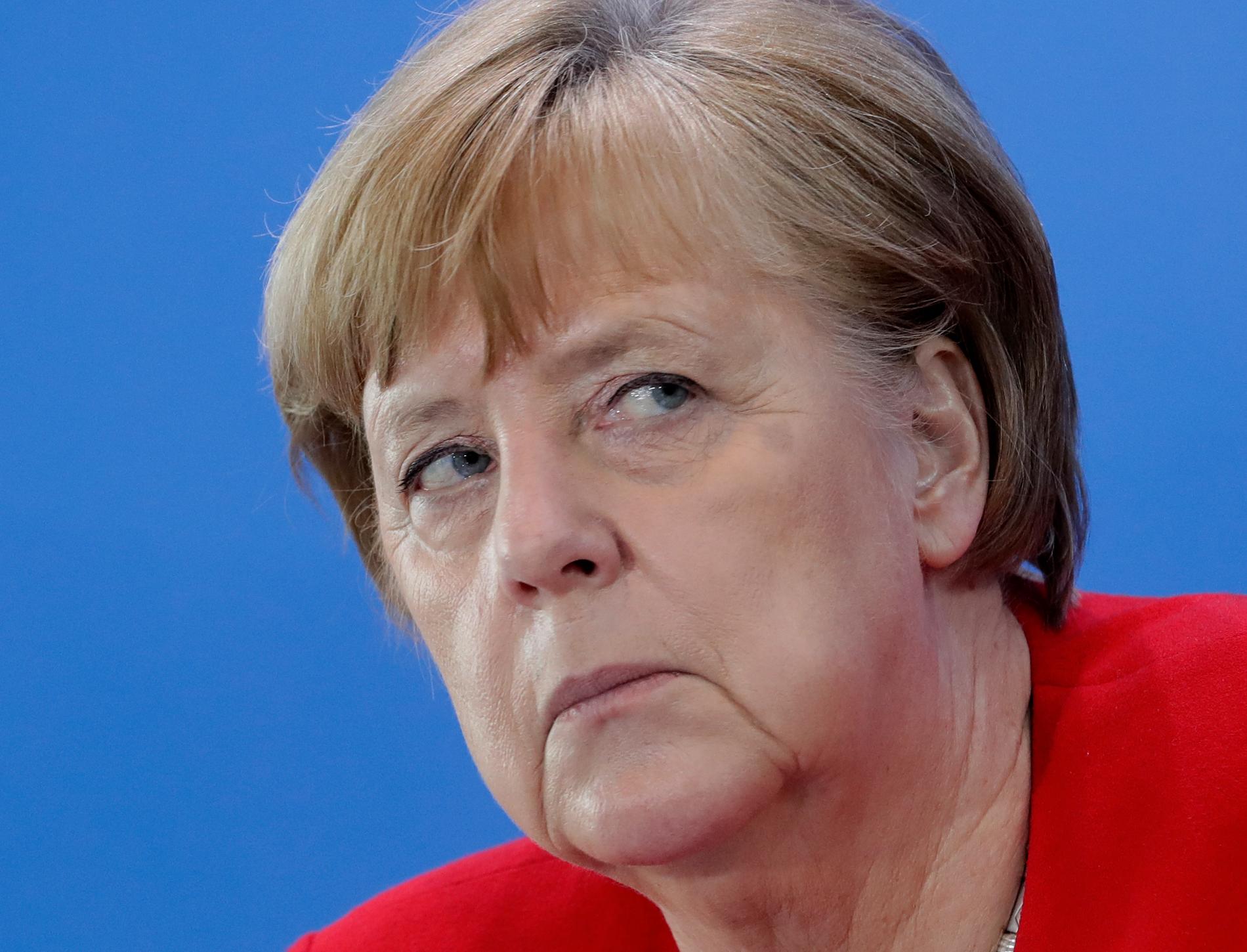 Tysklands förbundskansler Angela Merkel bedömer att första fasen av coronaepidemin är över för Tysklands del "Men vägen framåt är fortsatt lång"