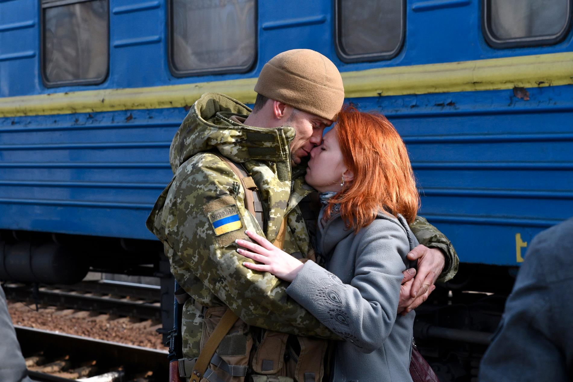 Ett Ukrainskt par tar farväl järnvägsstationen i Kramatorsk i östra Ukraina. Kriget är på väg.