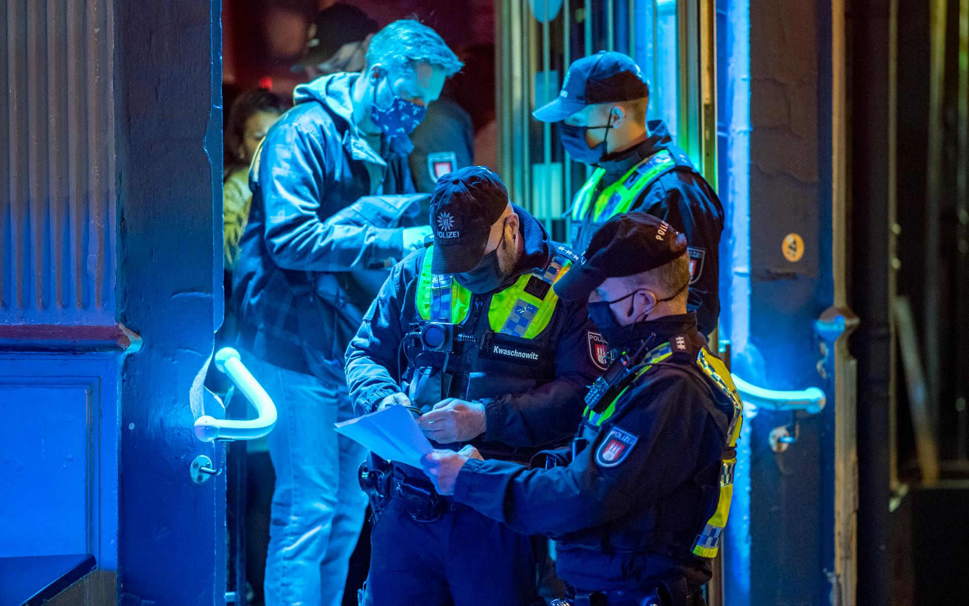 Polisen kontrollerar en pub i Tyskland.