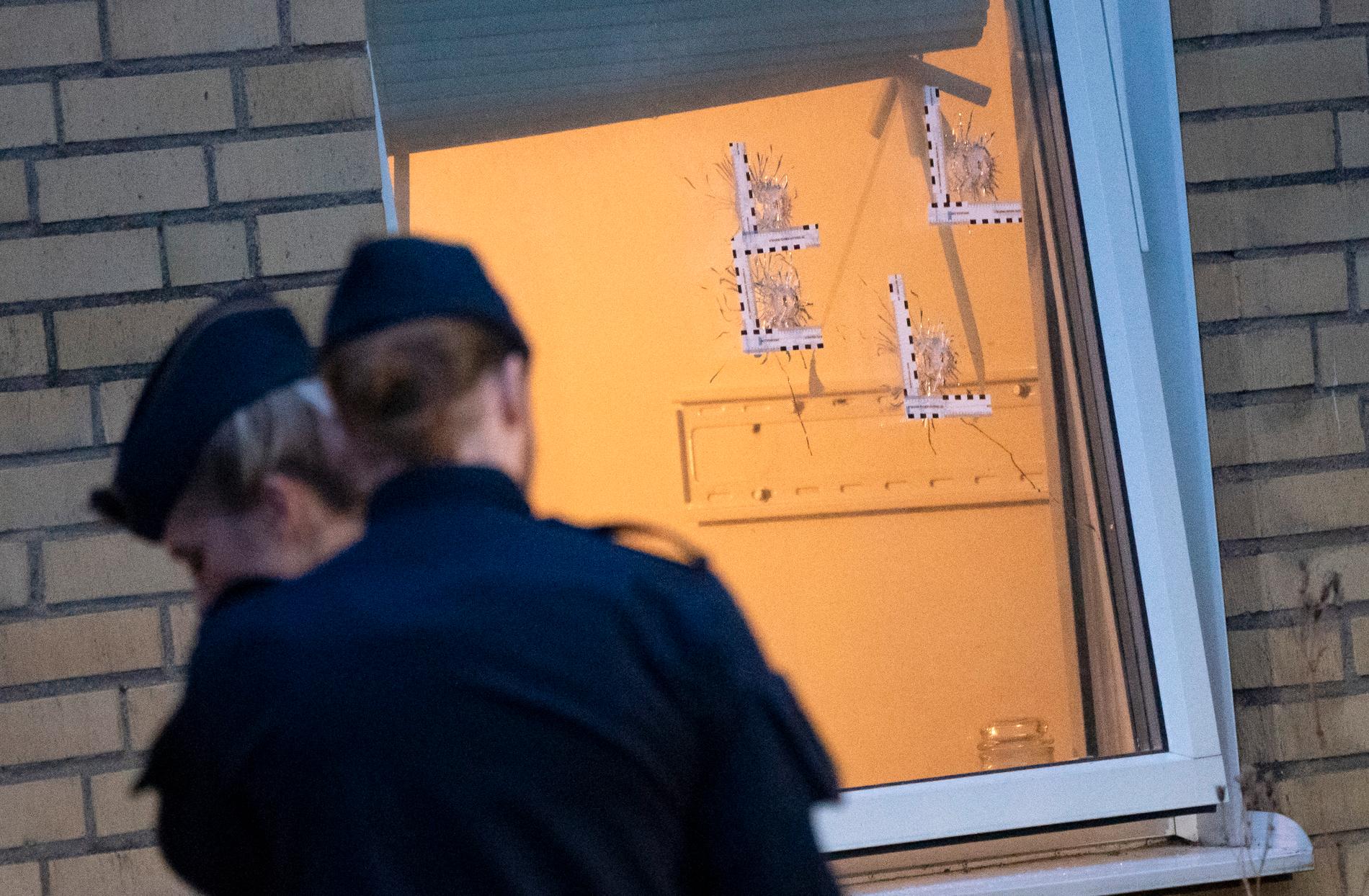 Polis och avspärrningar i stadsdelen Fosie i Malmö efter att en lägenhet beskjutits med flera skott tidigt på fredagsmorgonen.