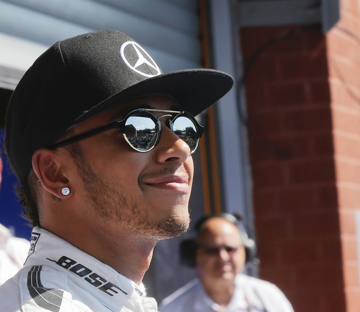 ”Det är betydligt mer spännande att se på motoGP”, tycker F1-stjärnan Lewis Hamilton.