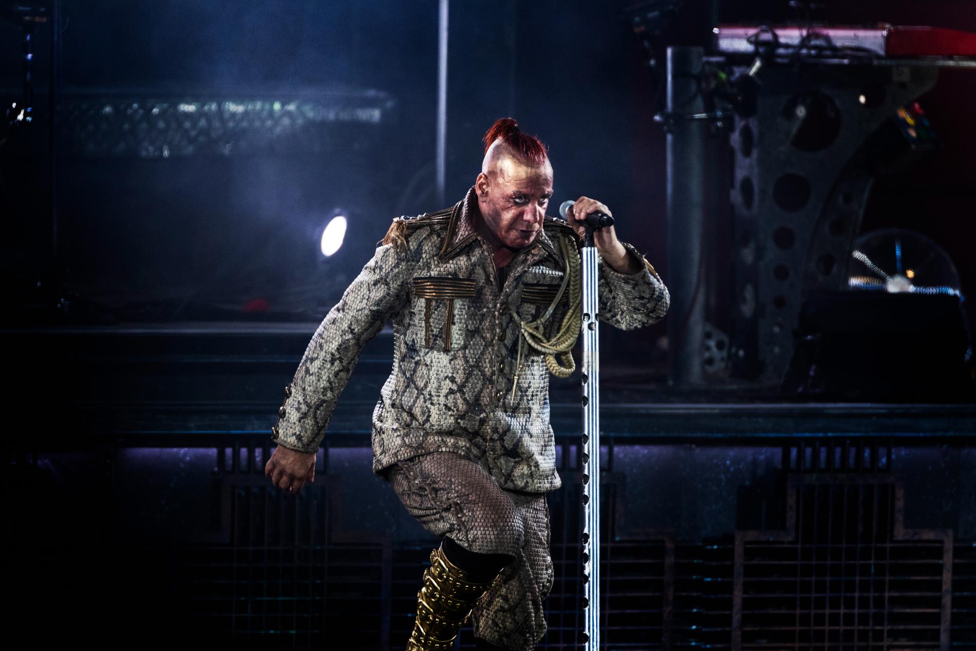 Till Lindemann under en konsert med Rammstein på Stockholms Stadion.