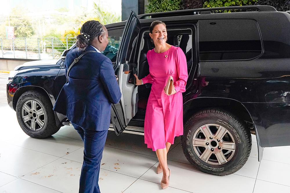 Kronprinsessan Victoria anländer till en näringslivskonferens i Nairobi i Kenya.